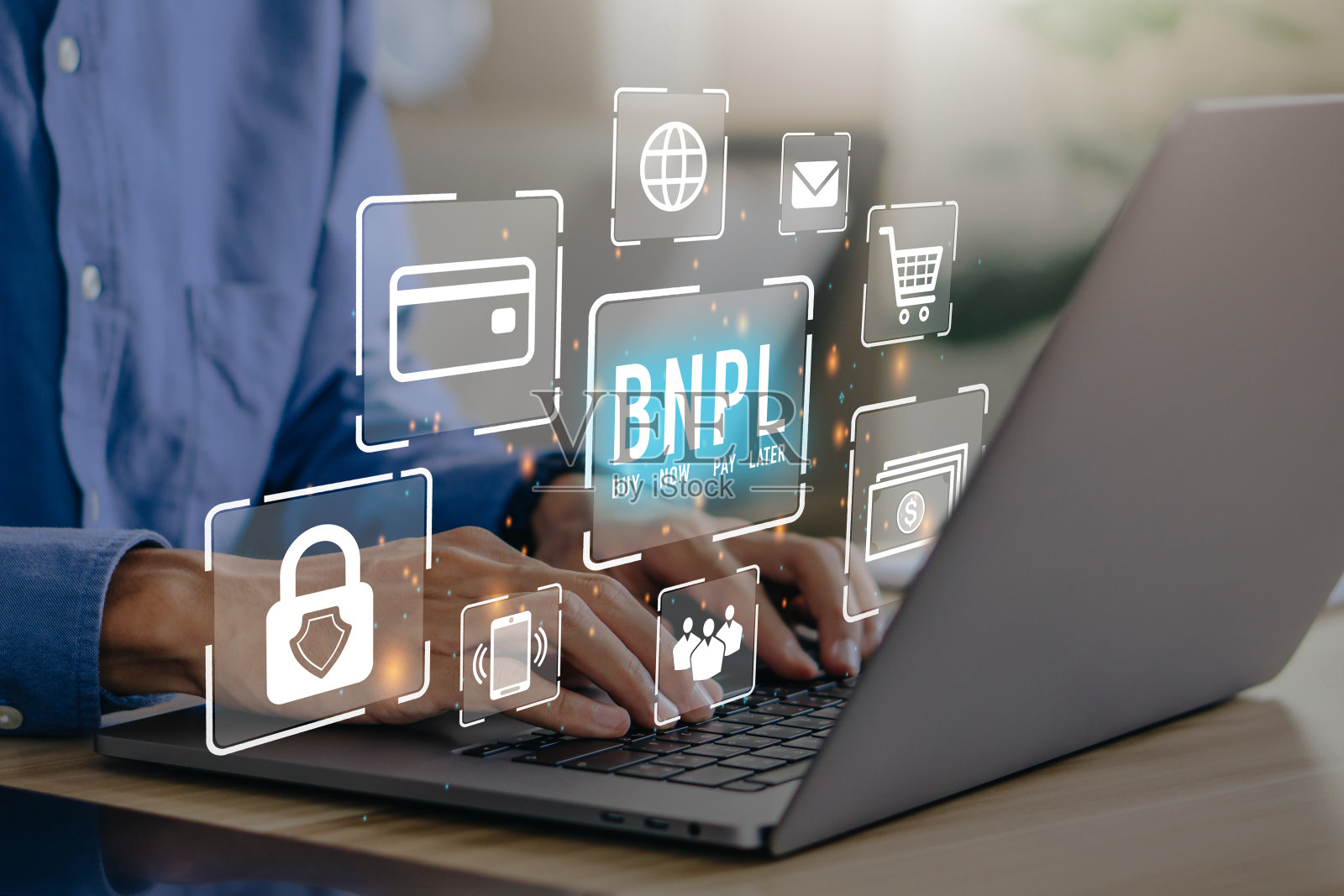 BNPL先买后付的网上购物理念。商人使用带有bnpl电子商务图标的笔记本电脑。照片摄影图片