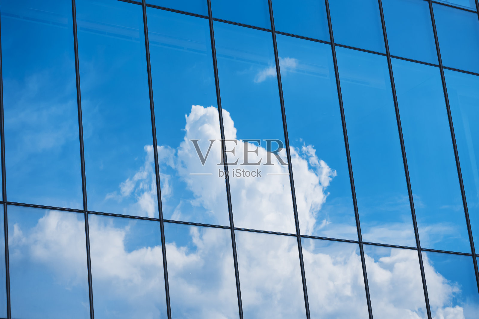 现代建筑玻璃立面与天空反射建筑细节照片摄影图片