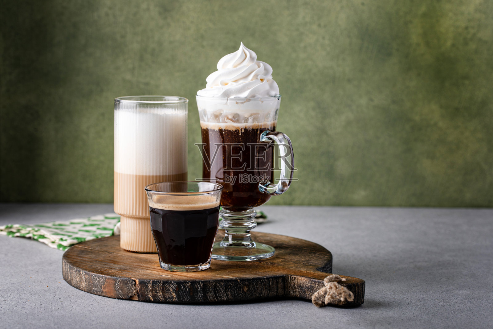 各种咖啡或浓缩咖啡饮料在不同的杯子照片摄影图片