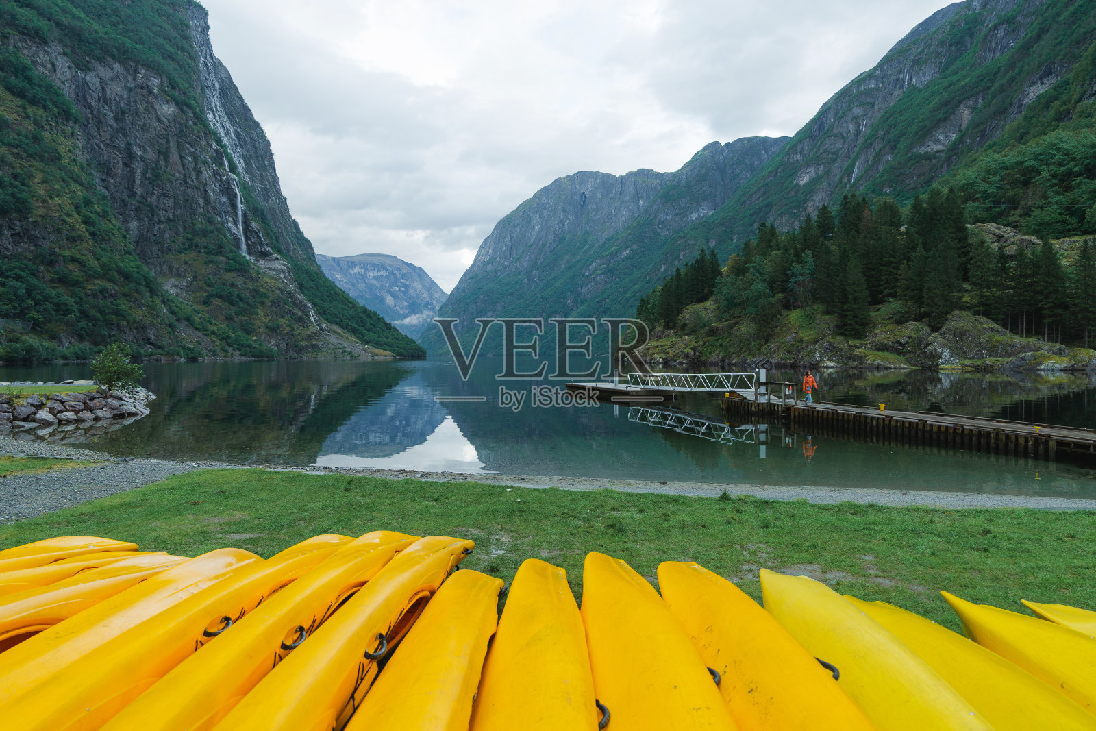 在Geirangerfjord的背景上,一群色彩斑斓的皮划艇照片摄影图片