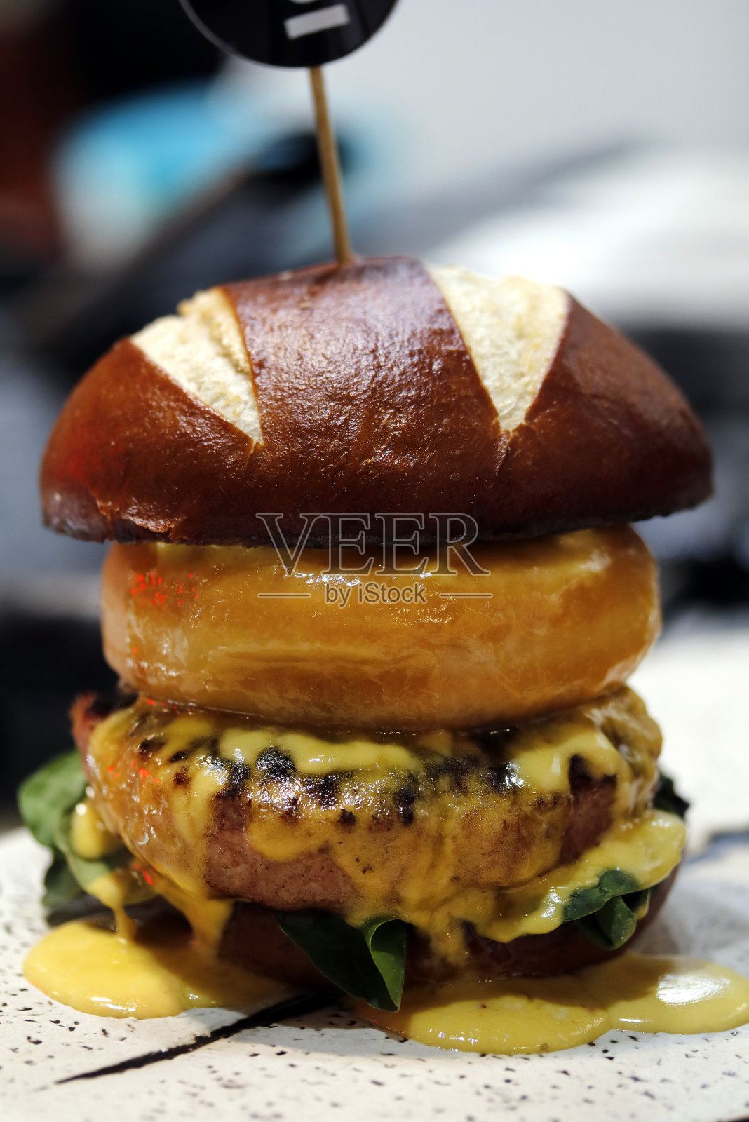 有肉和甜甜甜圈的美味汉堡照片摄影图片