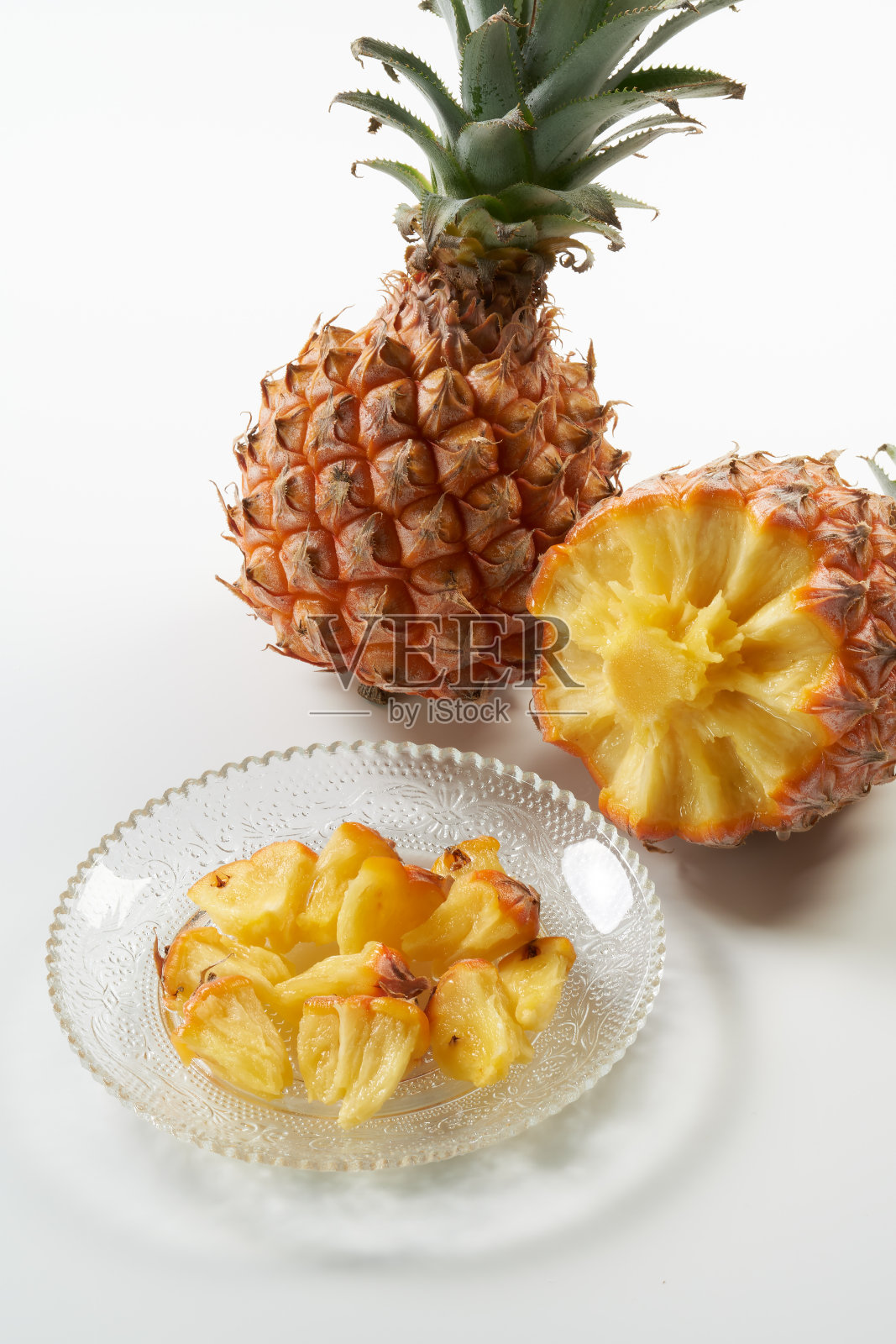 白色背景上的茂物小吃松果照片摄影图片