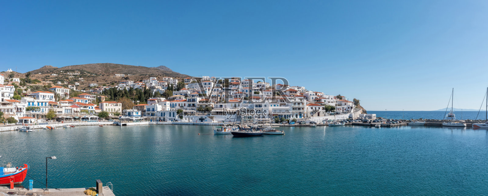 希腊基克拉迪群岛的安德罗斯岛Batsi村。海景建筑,咖啡馆,港口,大海的天空。横幅照片摄影图片