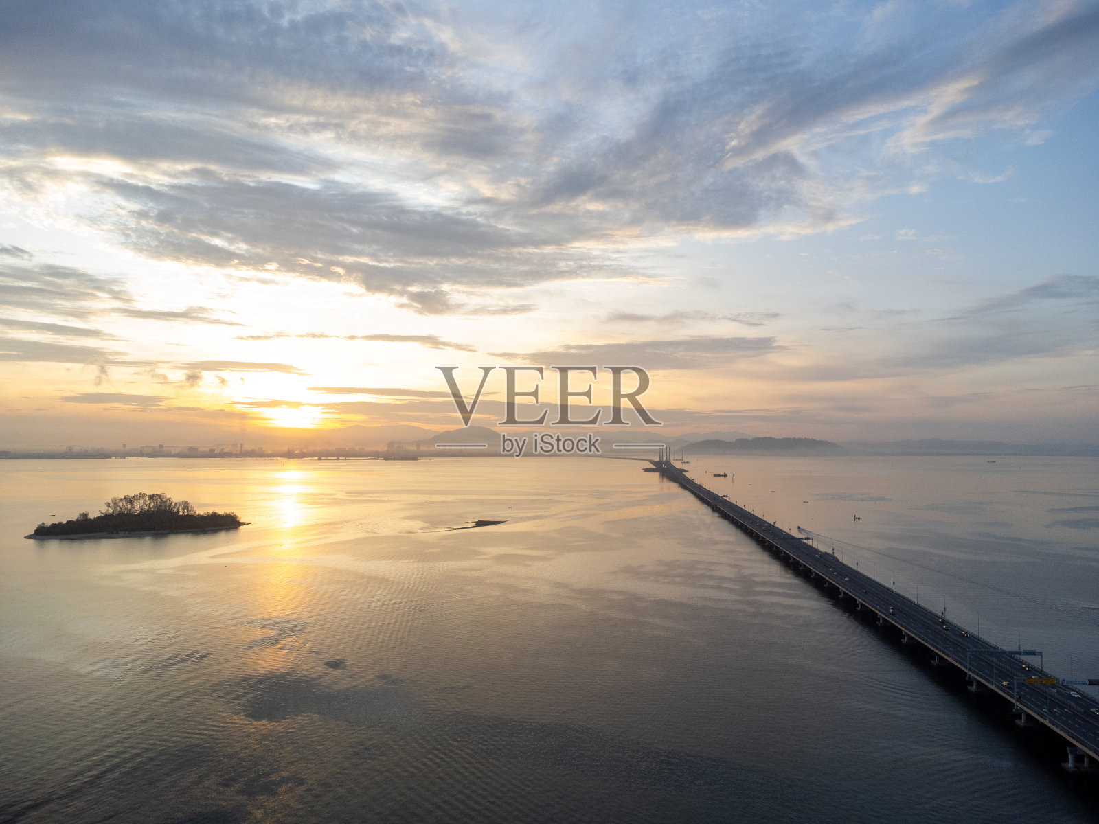 太阳升起在槟城大桥上。照片摄影图片