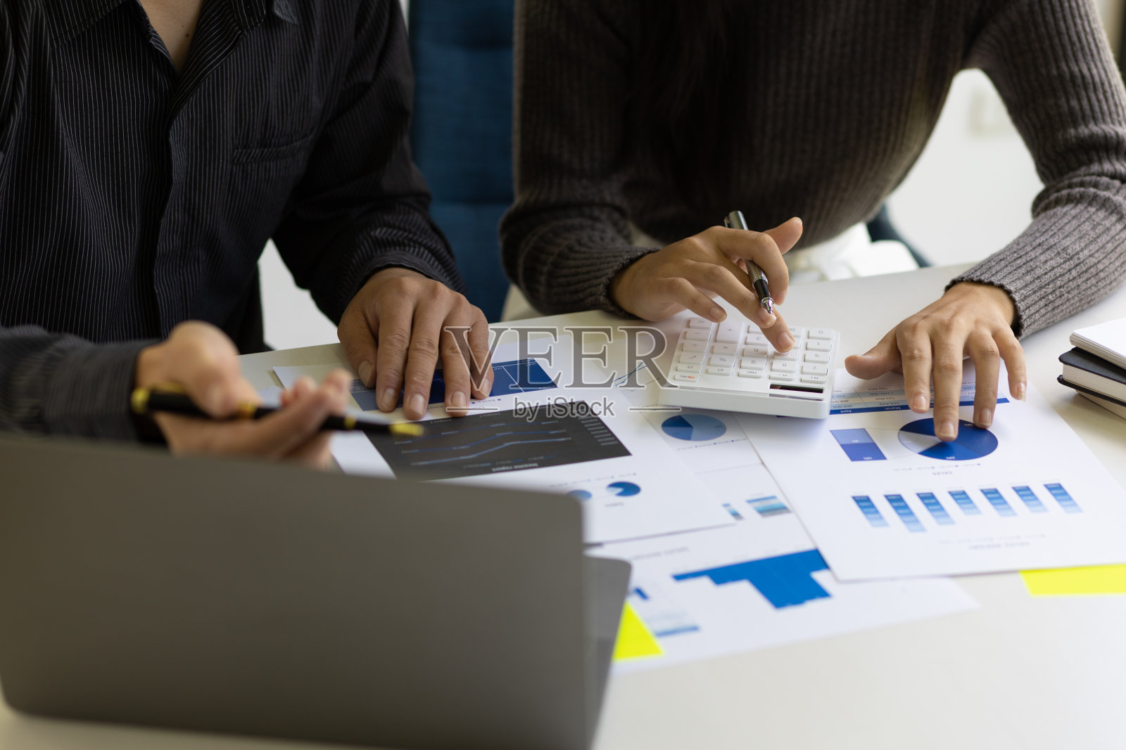 会计审计分析和财务预算规划照片摄影图片