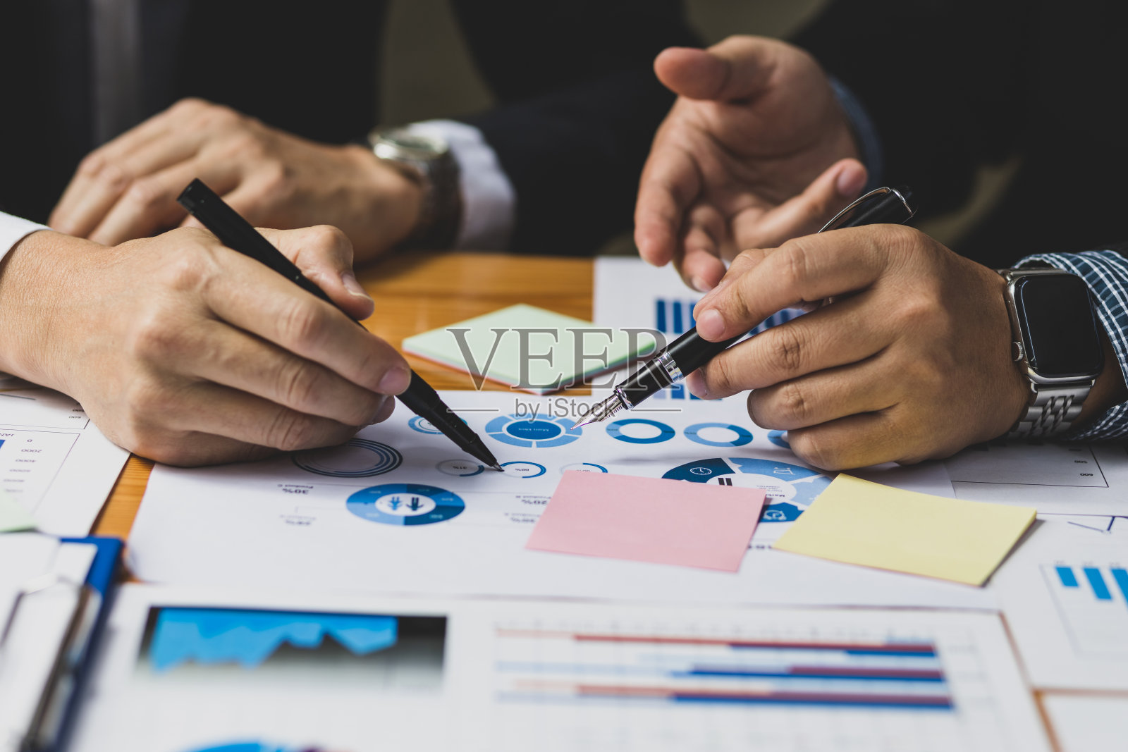 商务人士与商务顾问会面,分析投资情况,制定商业营销计划。分析财务账目和计划预算。照片摄影图片