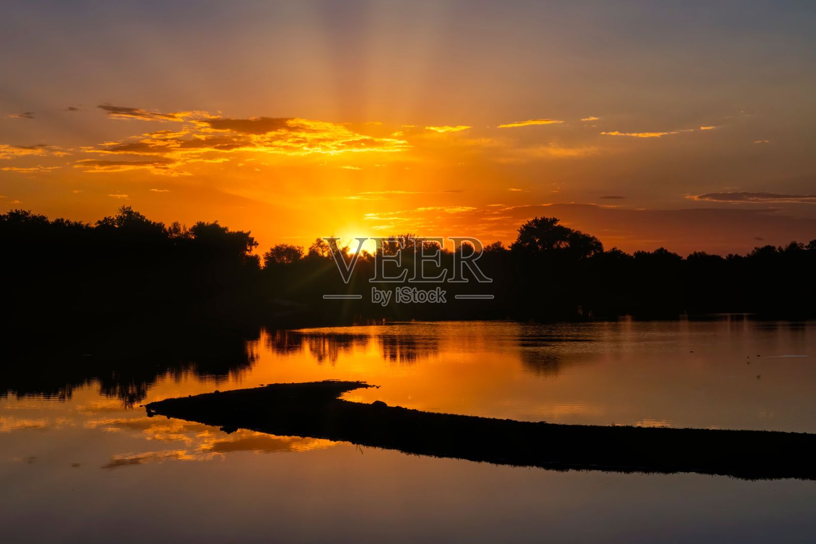 倒映在水面上的树木剪影照片摄影图片