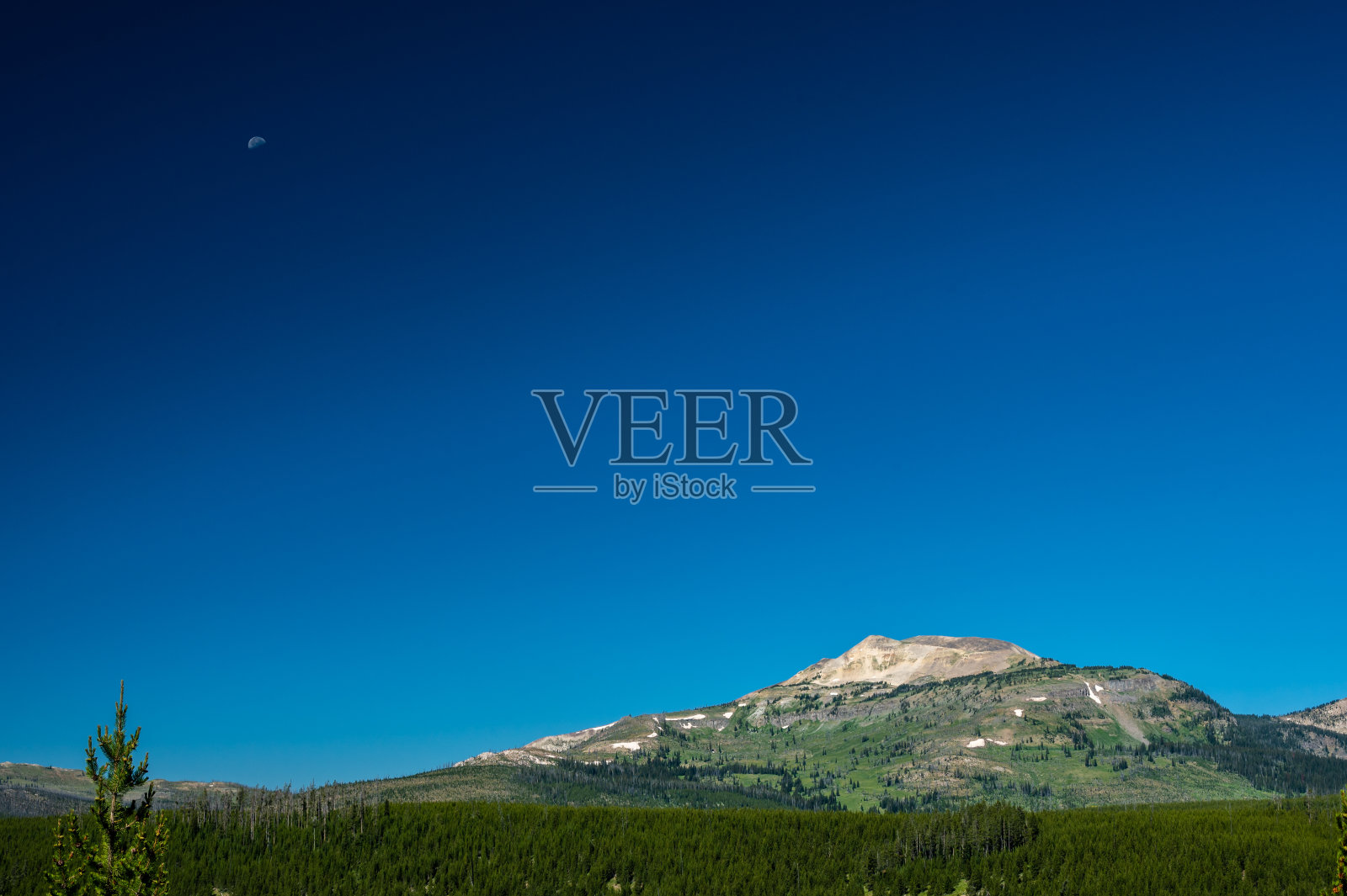 福尔摩斯山上渐暗的月亮照片摄影图片