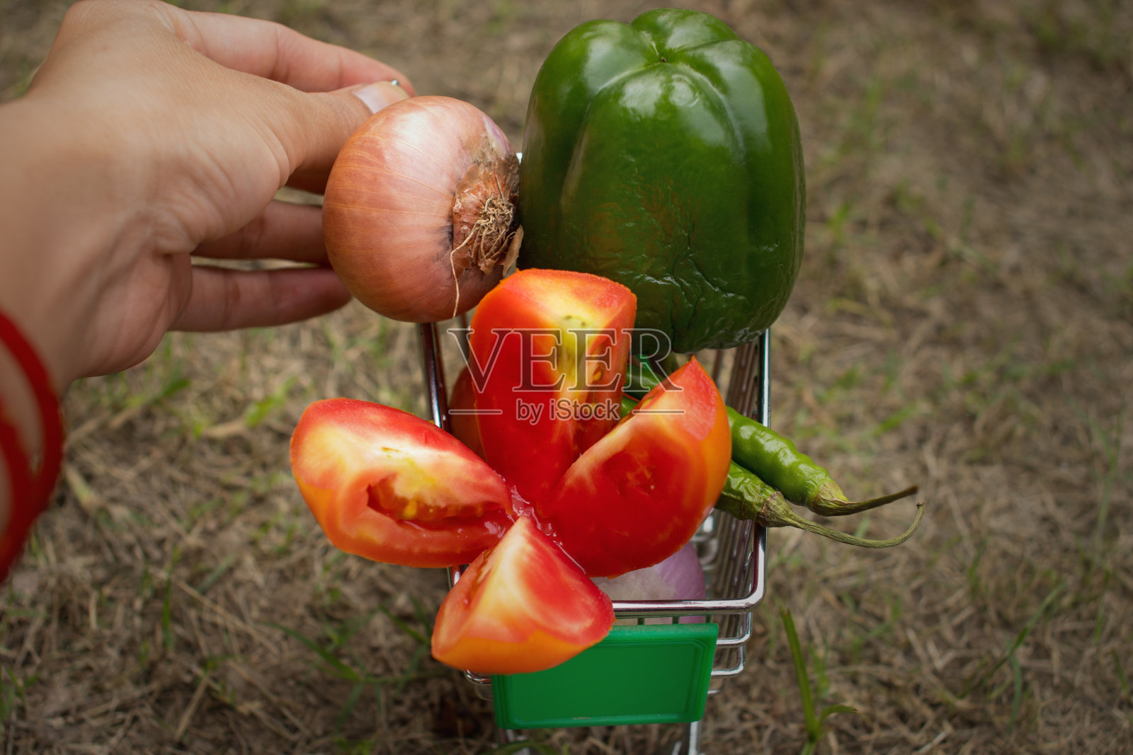 篮子里的新鲜蔬菜照片摄影图片