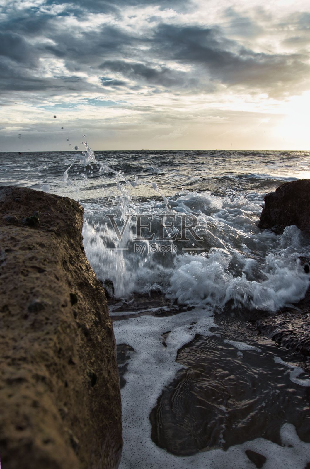 在一个阴沉的日子里,怀特岛白崖湾的美丽风景照片摄影图片