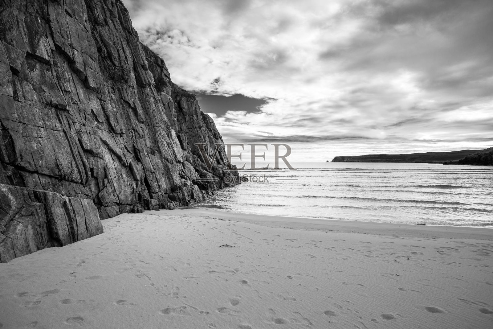 美丽的景观ceannabinne海滩在杜恩斯,英国的灰度照片摄影图片