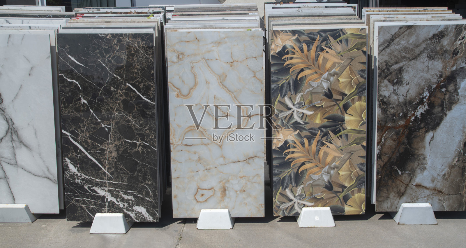 彩色花岗岩大幅面瓷砖样品在商店照片摄影图片