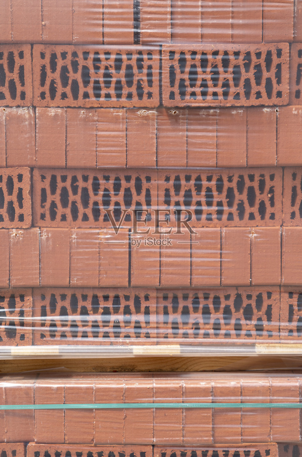 仓库里用尼龙包裹的砖托盘照片摄影图片