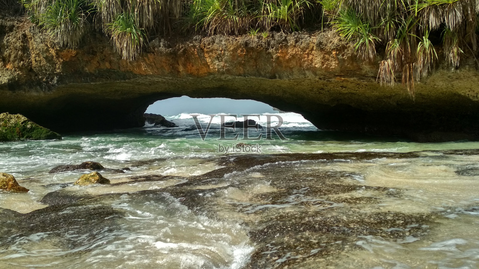 天然岩洞斯劳海滩太平洋东爪哇岛印度尼西亚照片摄影图片