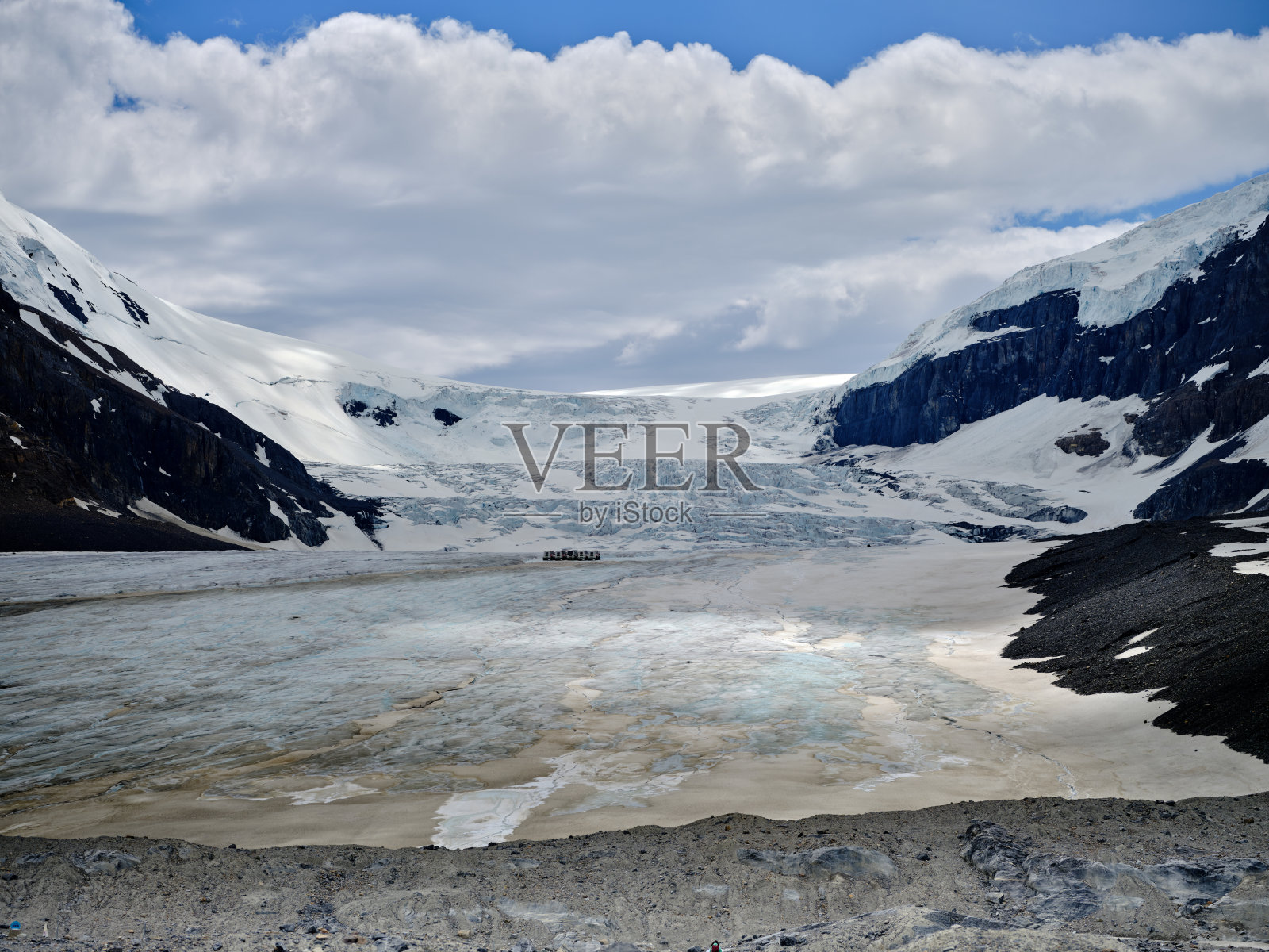 阿萨巴斯卡冰川位于加拿大阿尔伯塔省贾斯珀国家公园附近的冰原公园公路上照片摄影图片