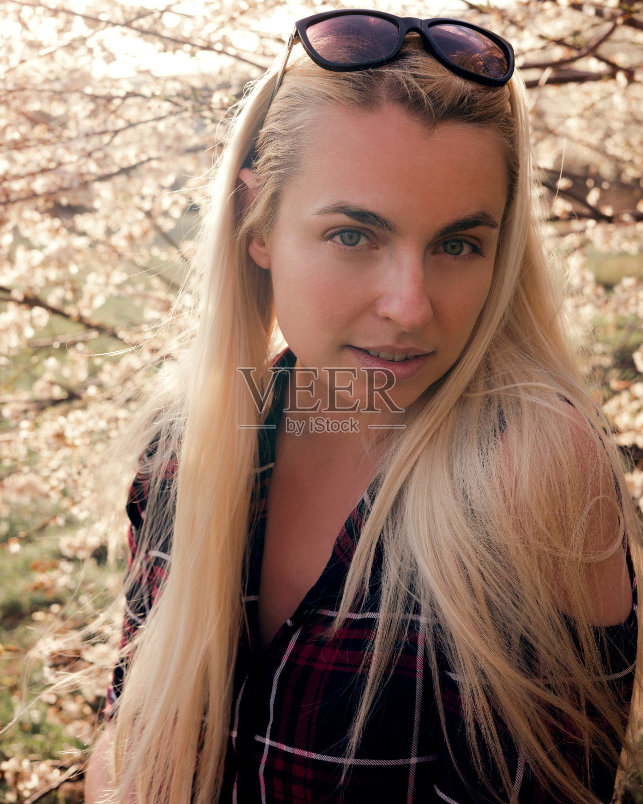 闭眼露肩的美女,户外写真。美,生活方式,时尚理念照片摄影图片