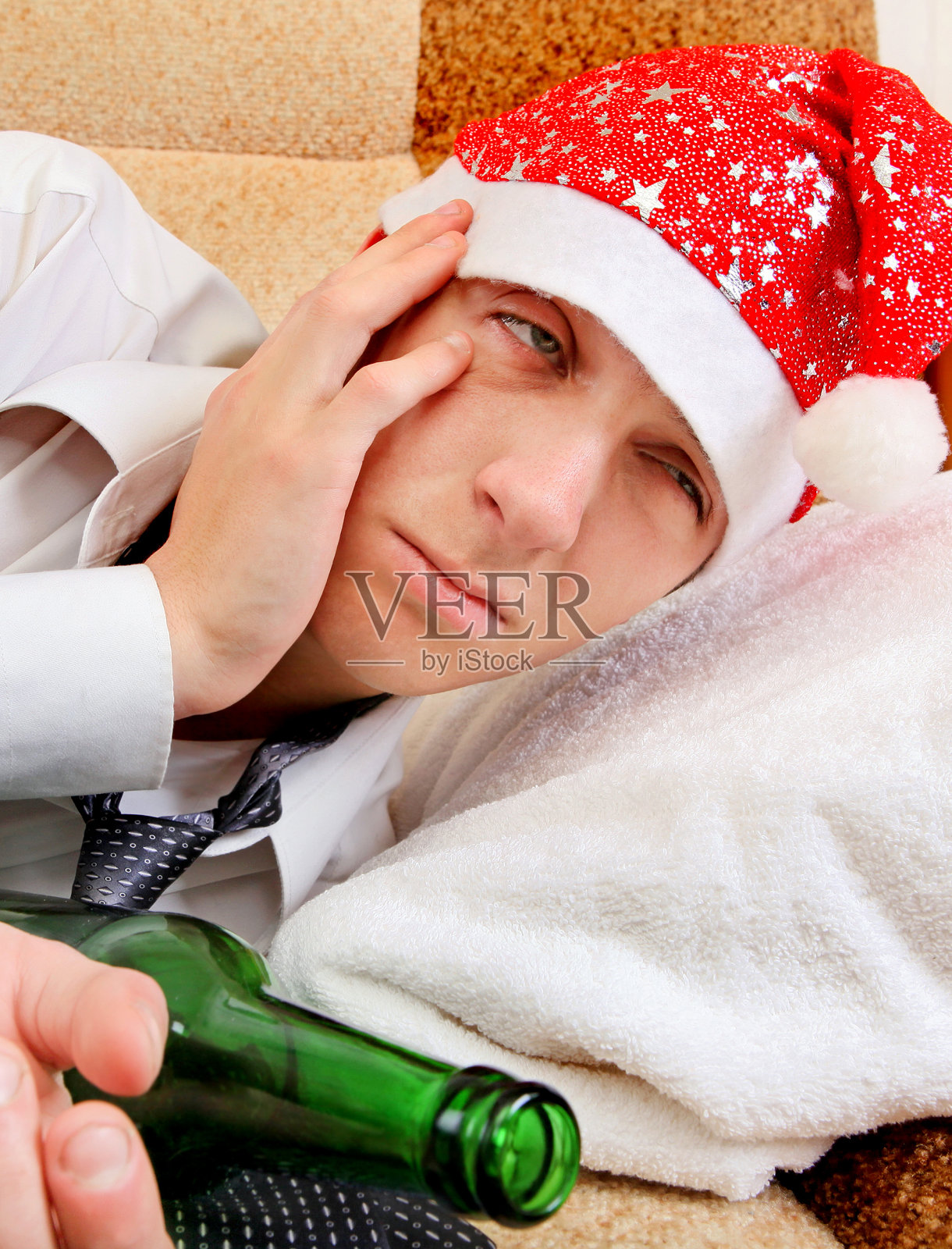 年轻人酗酒照片摄影图片