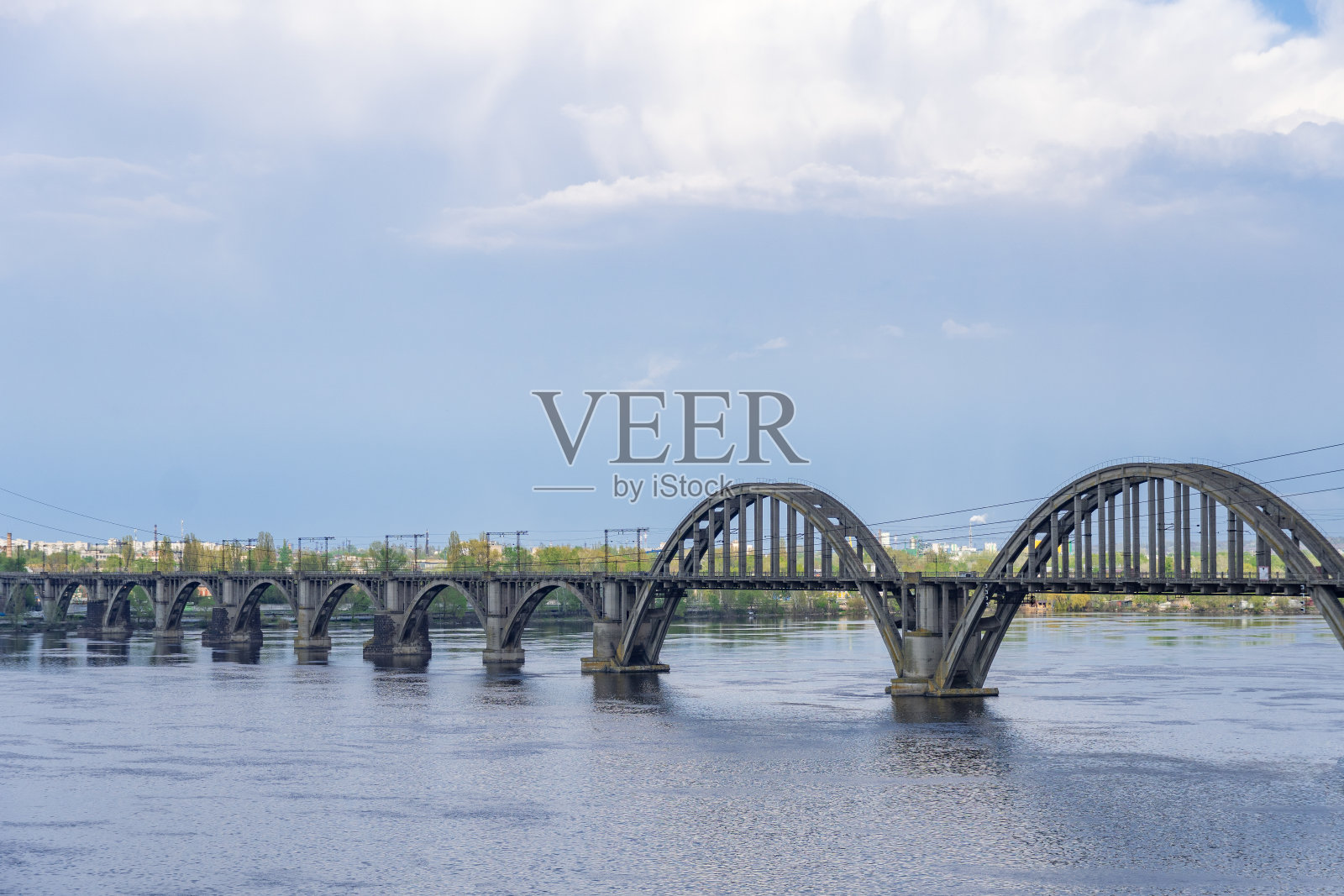 第聂伯河和铁路古拱桥景观。照片摄影图片