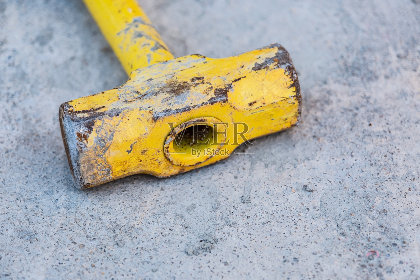 锤子落在地上照片摄影图片