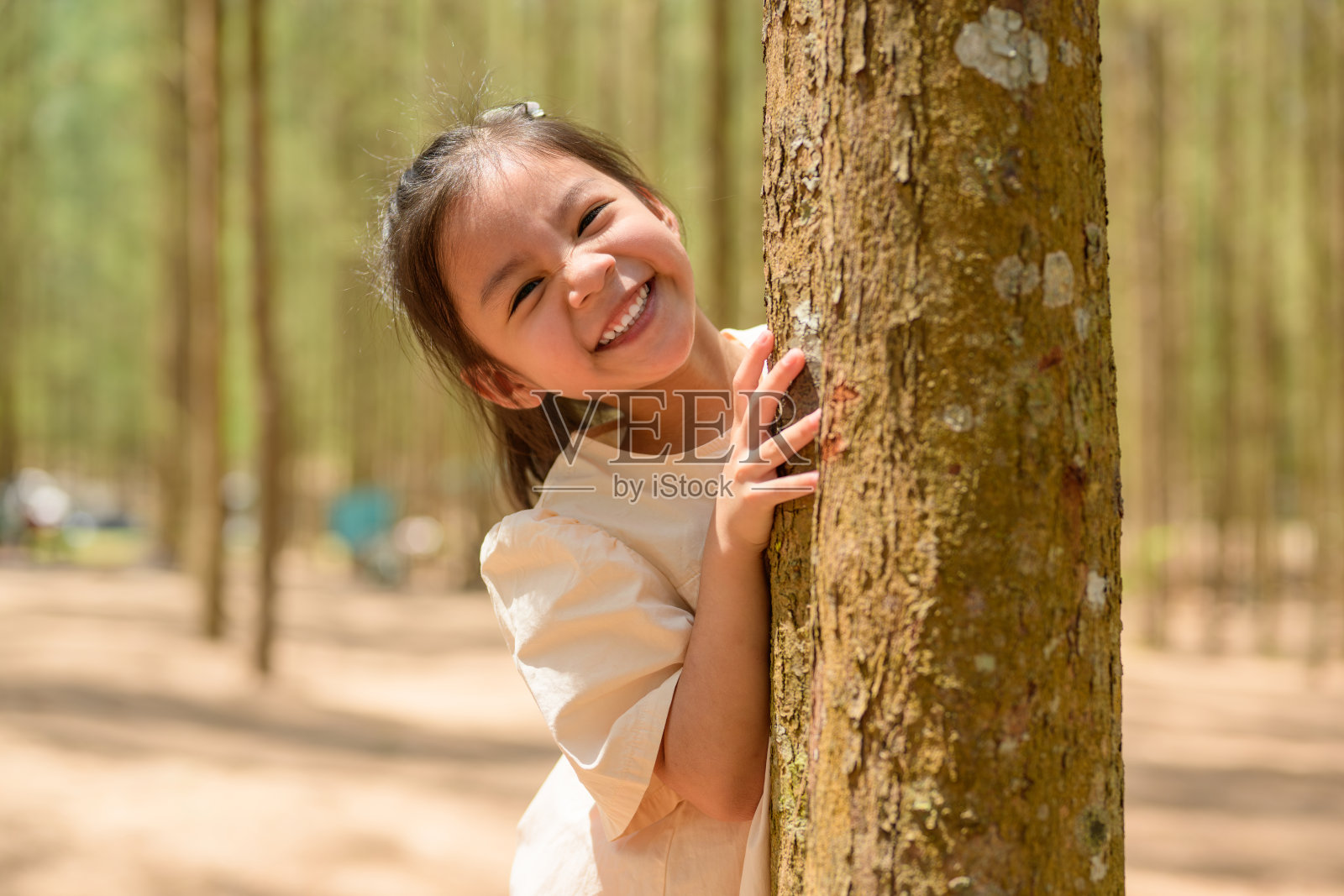 一个快乐的女孩微笑着看着镜头照片摄影图片