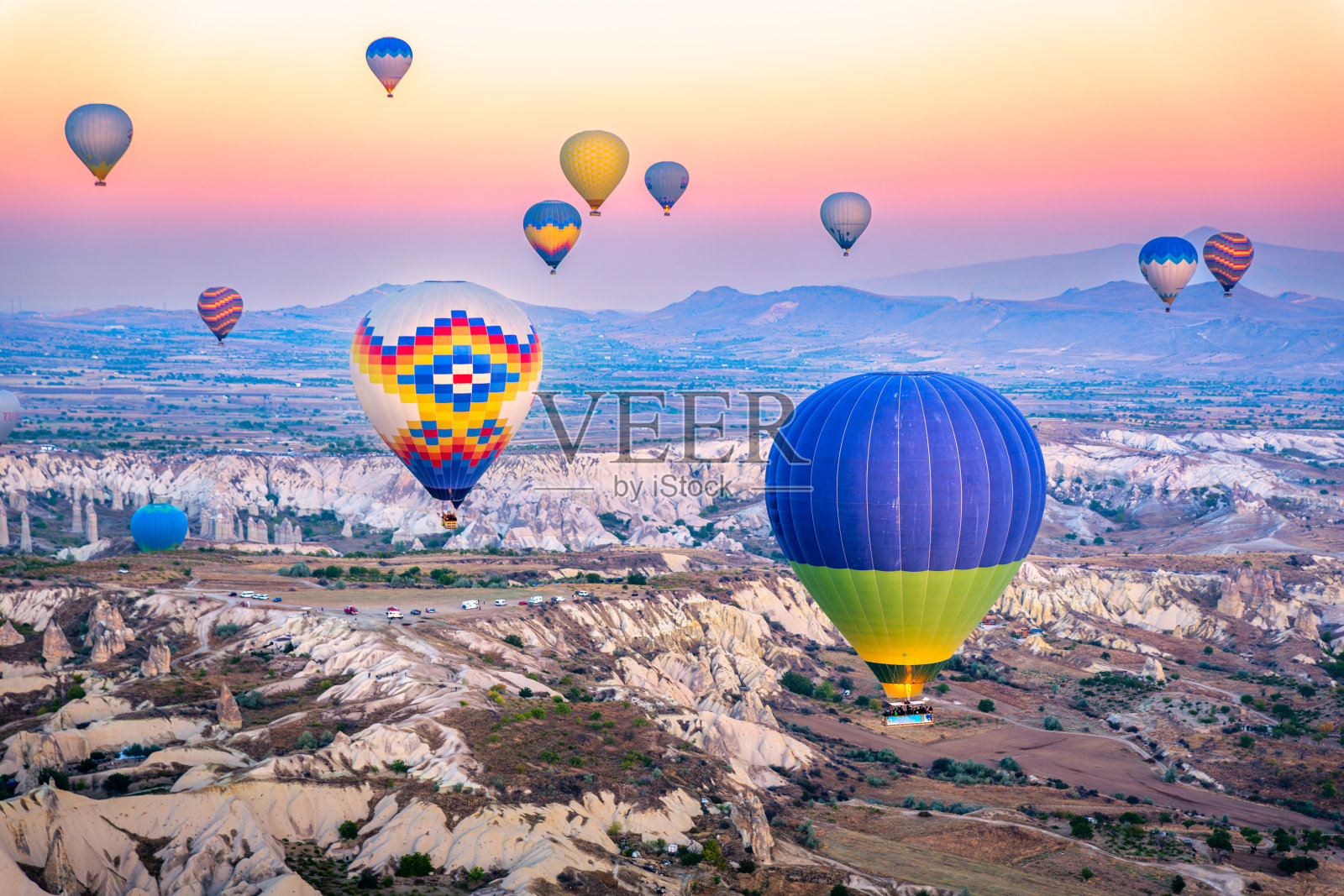 在土耳其卡帕多西亚,一群热气球的鸟瞰图照片摄影图片