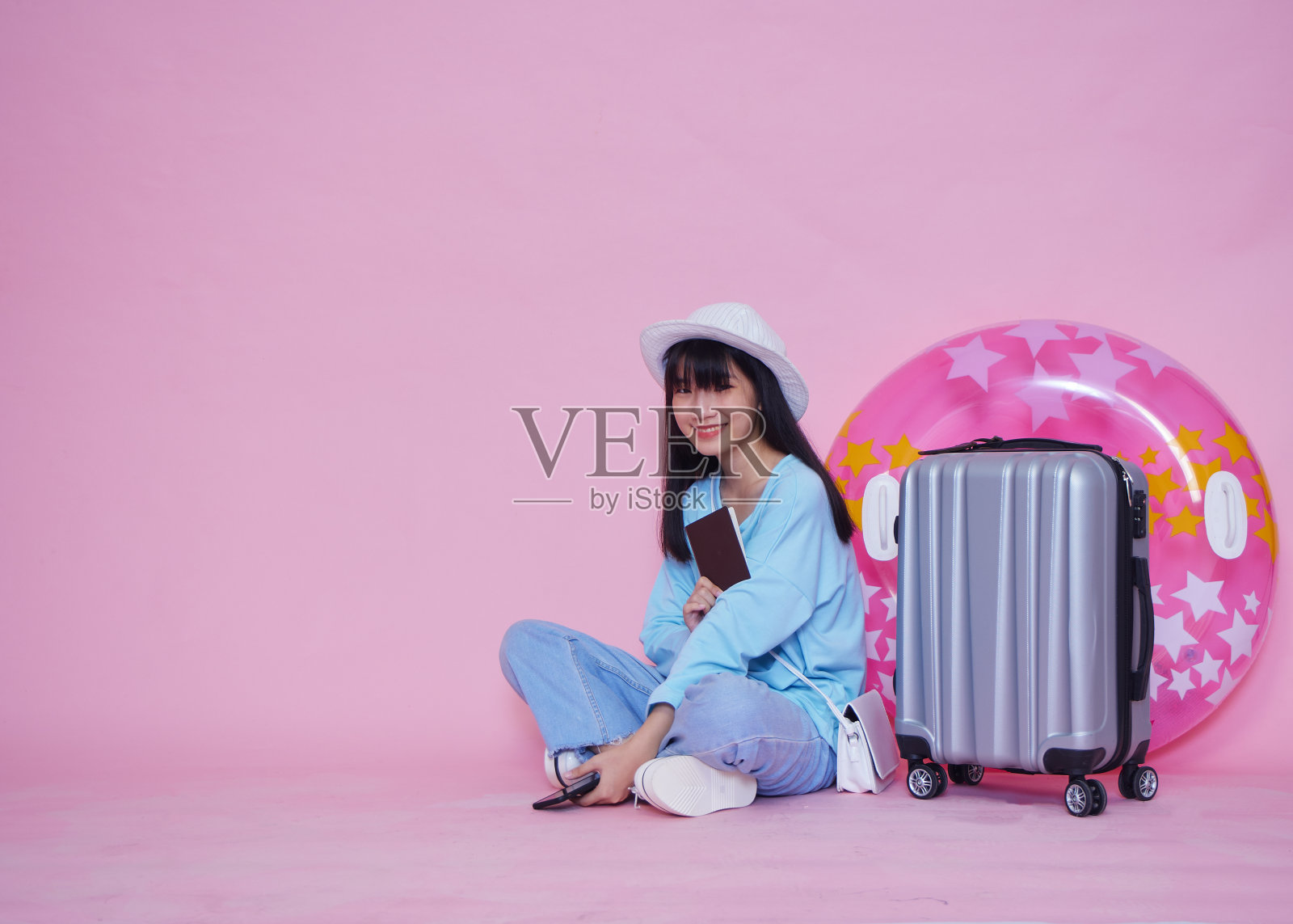 带着旅行箱和护照的女人准备夏季旅行照片摄影图片