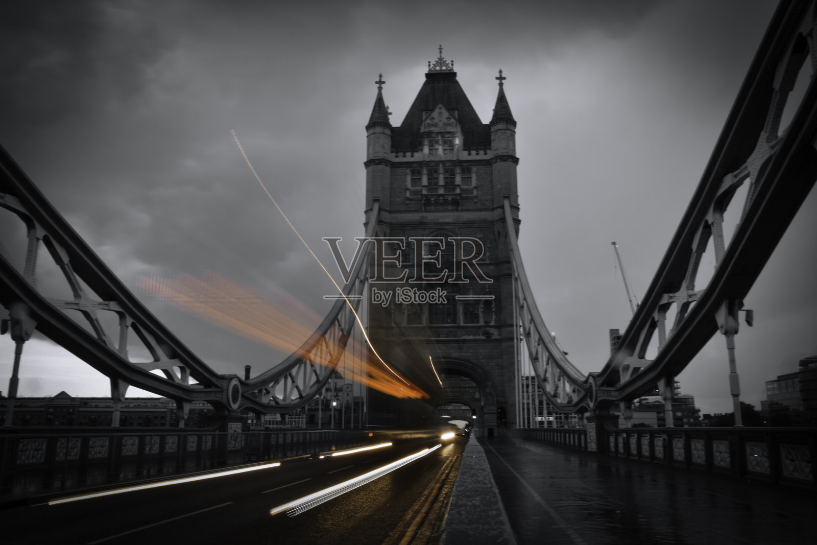 伦敦塔桥在下雨天的长曝光镜头照片摄影图片