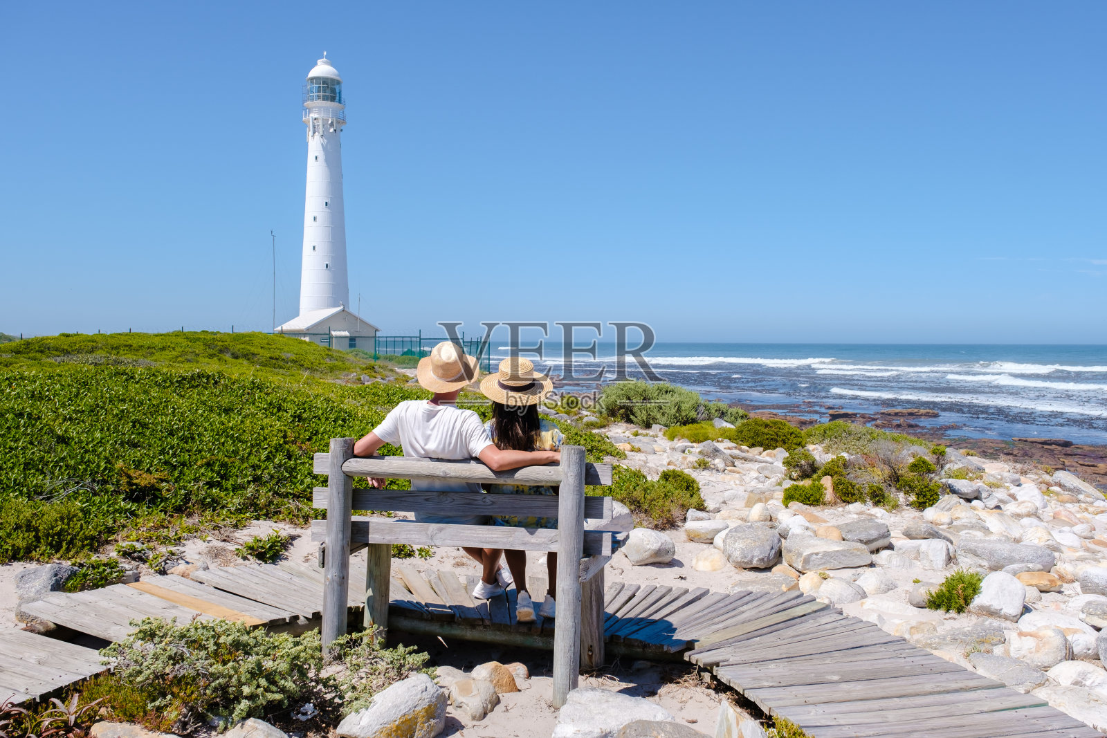一对男女参观南非开普敦的Slangkop Kommetjie灯塔照片摄影图片