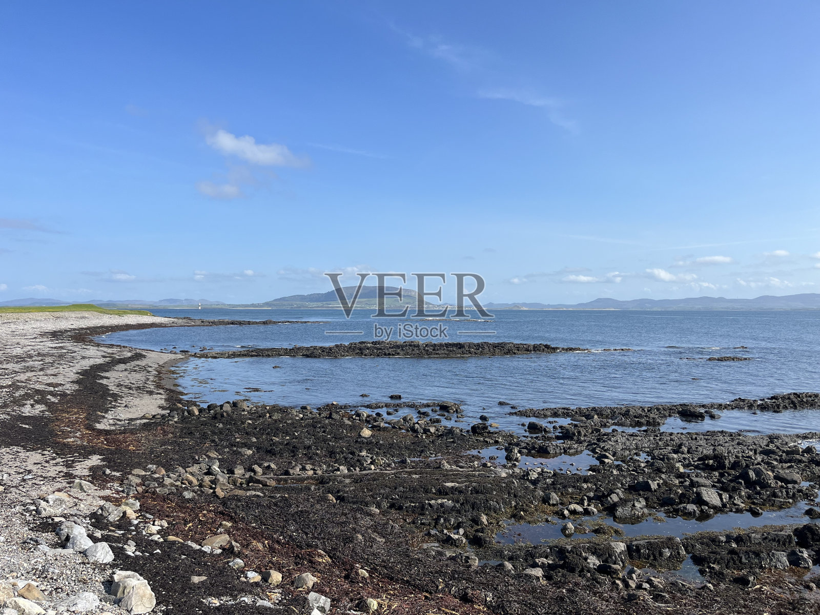 从拉格利看到的斯莱戈湾,背景是诺克纳区和黑岩灯塔照片摄影图片