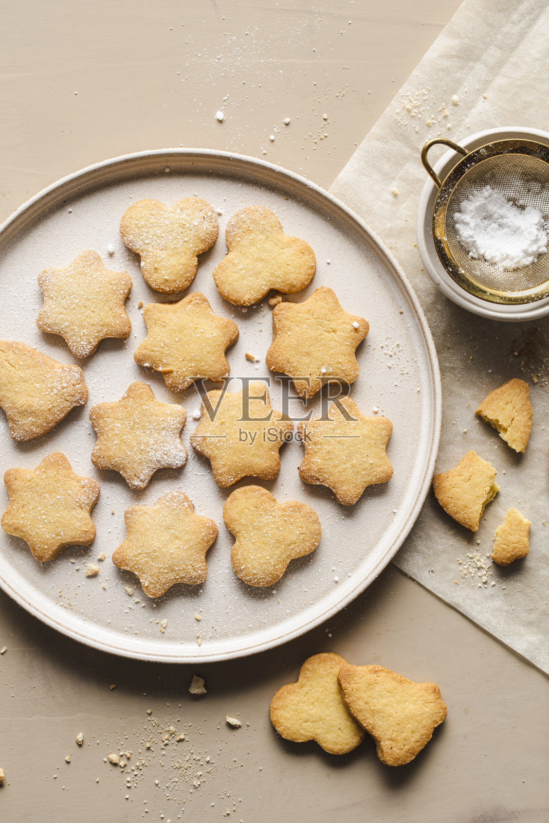 Frollini,盘子里的自制意大利饼干。一些配料是:鸡蛋;糖;面粉;黄油。照片摄影图片