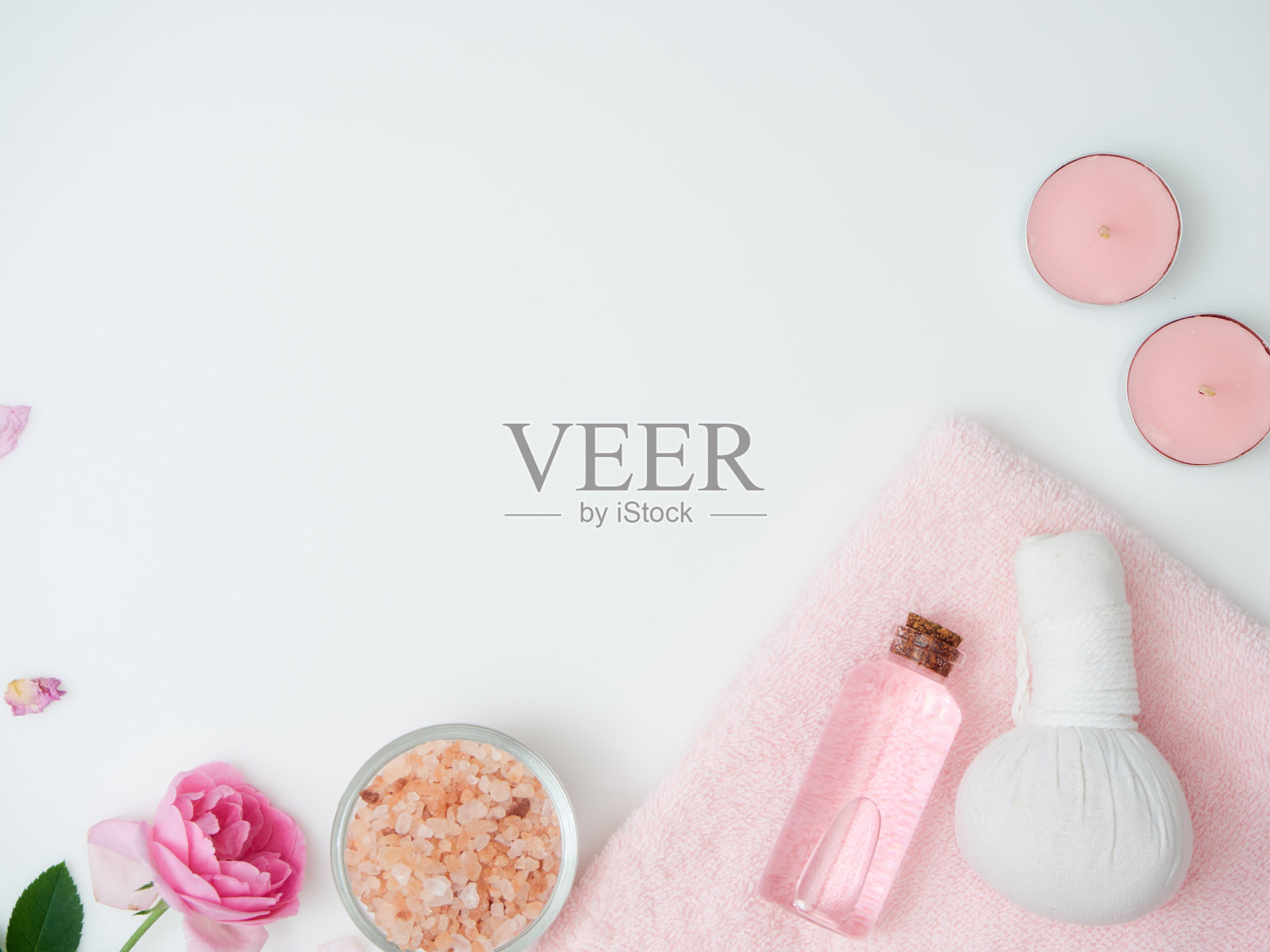 白色桌子上不同的水疗产品组成,俯视图照片摄影图片