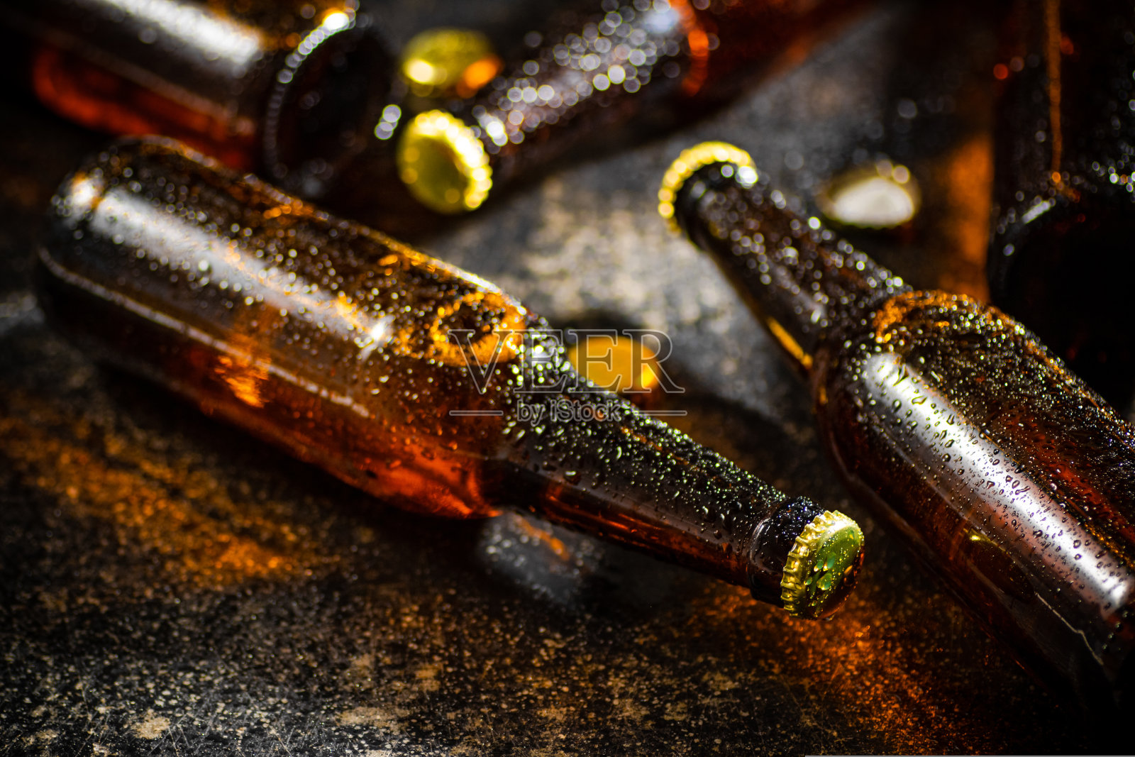 密封瓶里的新鲜啤酒。照片摄影图片