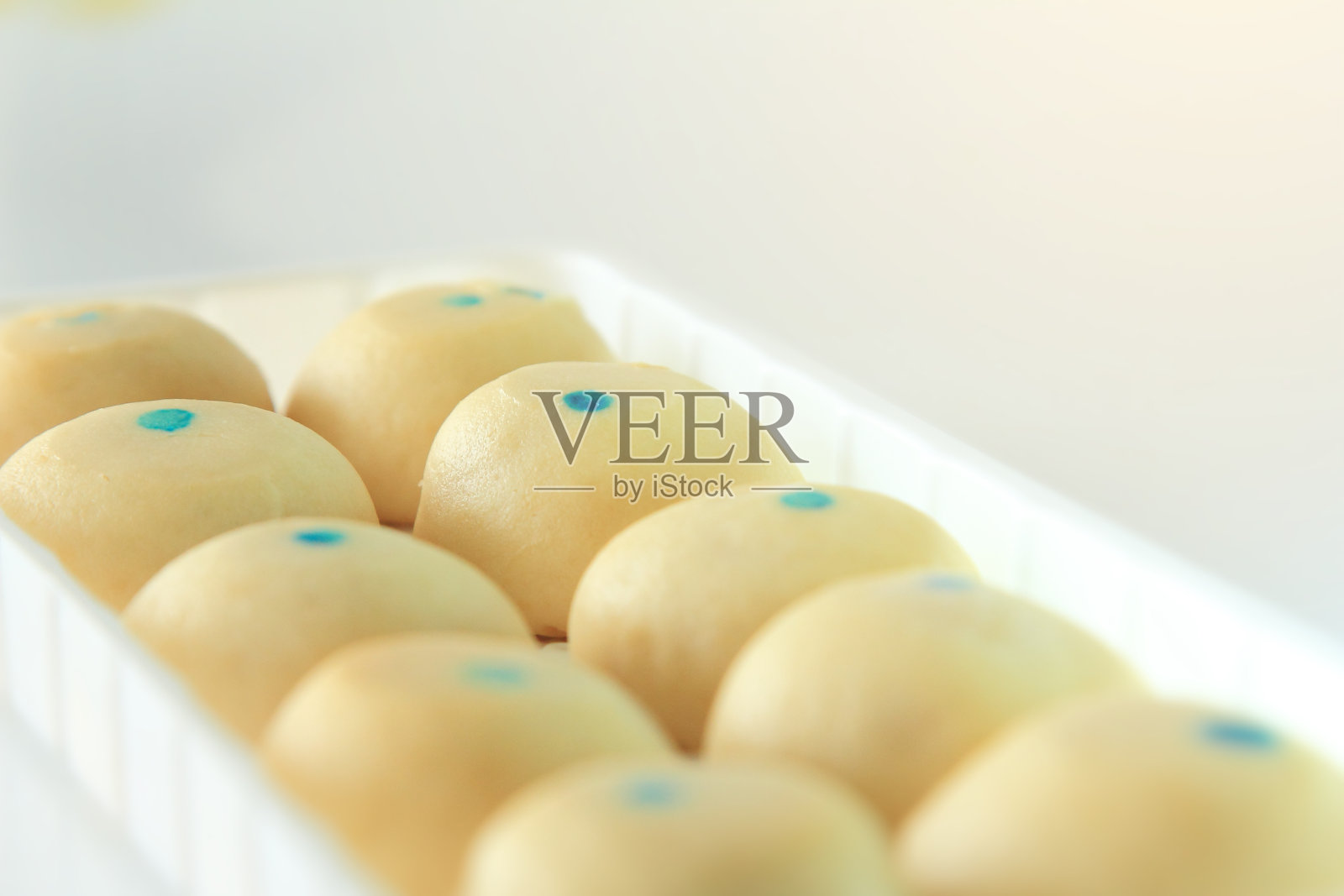 剪辑路径与近距离组麻糬甜点在盘子孤立的白色背景,麻糬甜点甜吃与咖啡或茶,早餐健康食品吃与饮料照片摄影图片