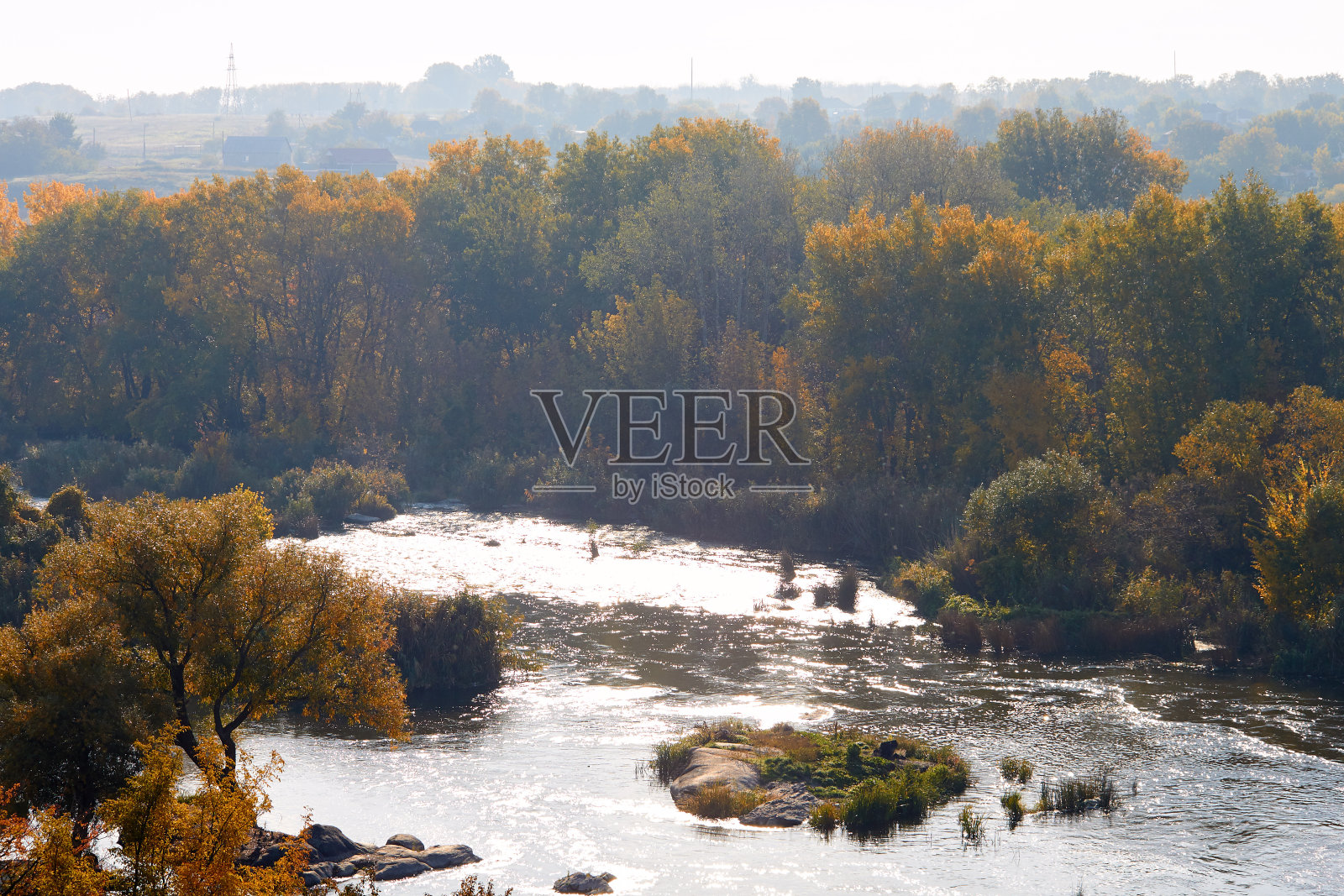 河的俯视图,有急流和秋天的树木沿着黎明的河岸。秋江景观照片摄影图片