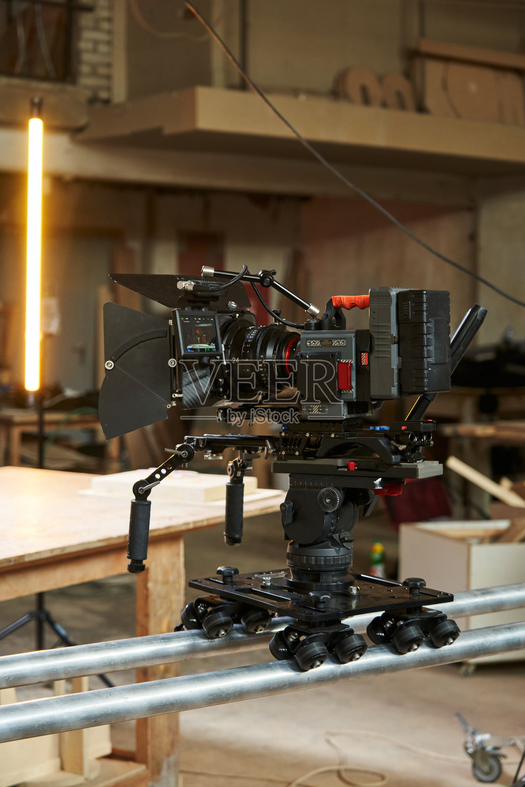 一架专业摄像机架在电影拍摄现场轨道上的摄像机推车上照片摄影图片
