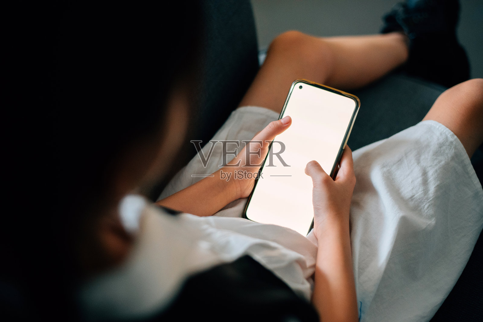 与手机互动的亚洲女孩。照片摄影图片