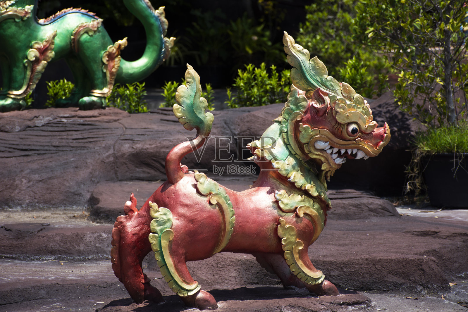 在泰国那空府的Wat Don Khanak寺,为泰国人民和外国游客在喜马万塔传说森林中雕刻传说生物的雕塑艺术照片摄影图片