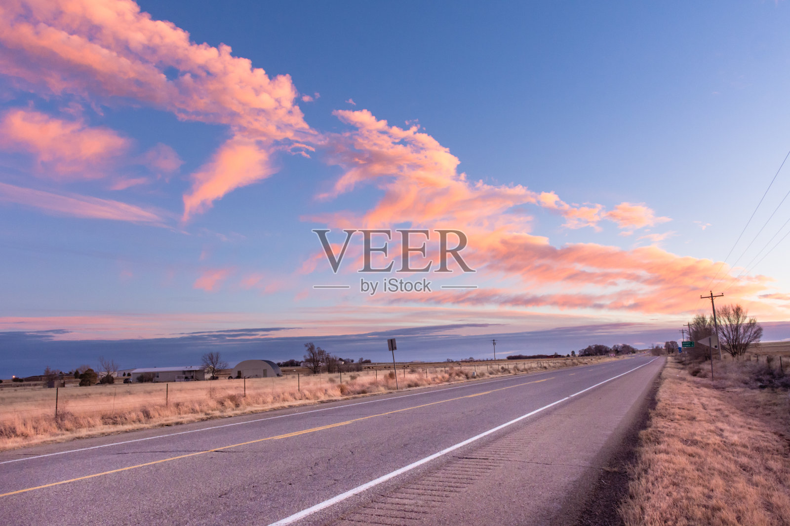 在新墨西哥州斯坦利的41号公路上,日落时壮观的天空和彩云照片摄影图片