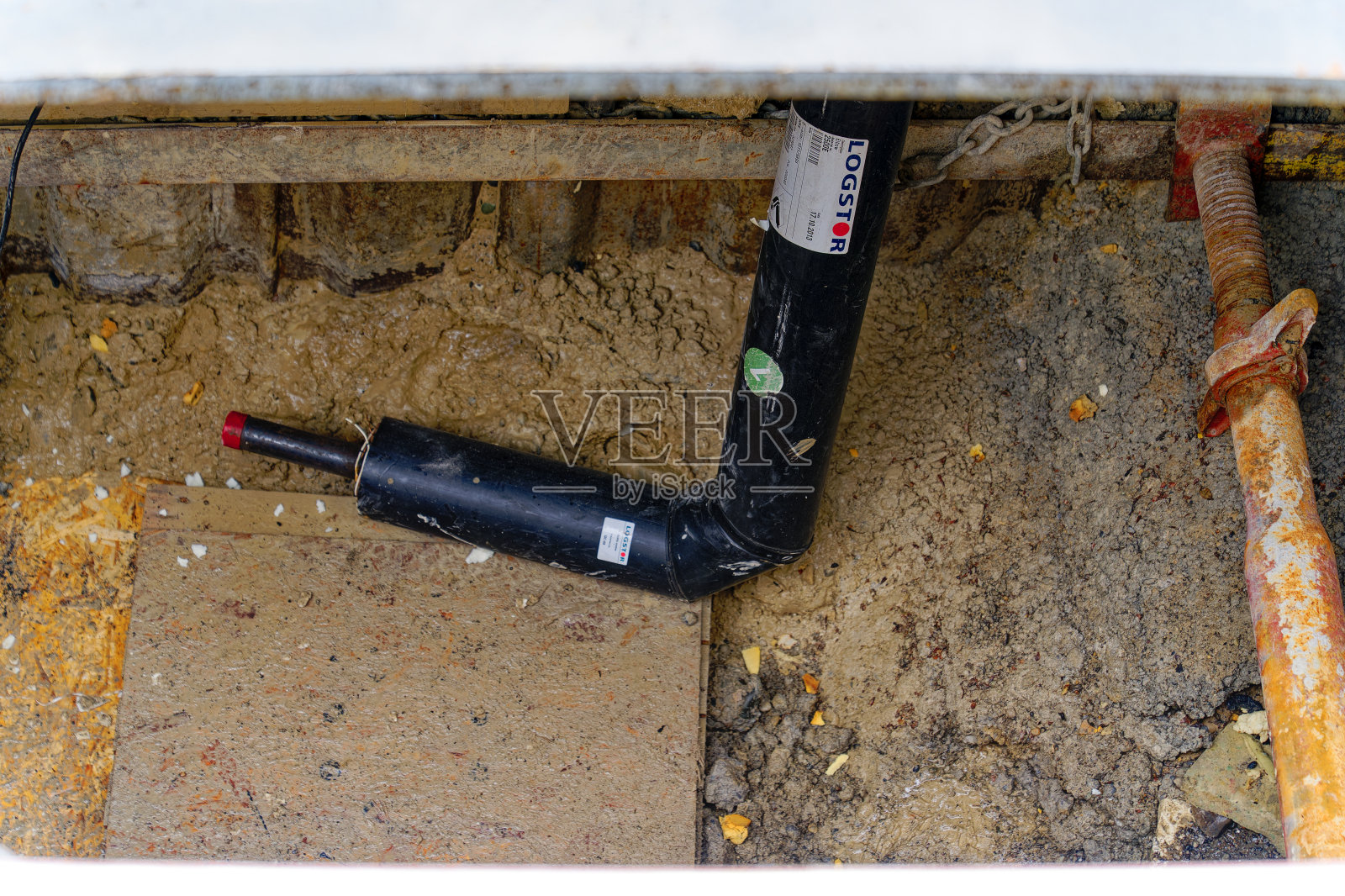 瑞士小镇区域供热系统的管道。照片摄影图片