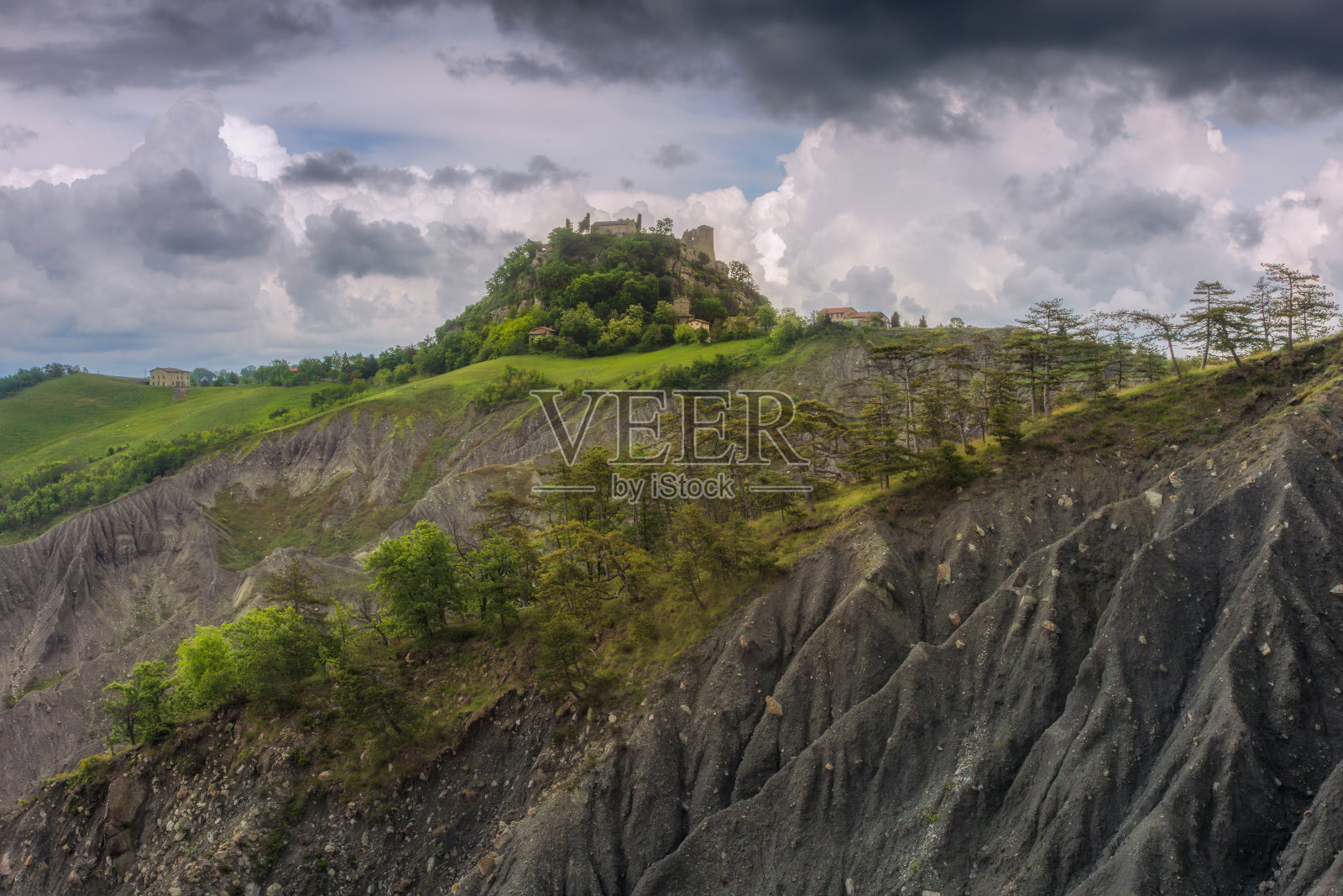 荒地,树木和城堡照片摄影图片