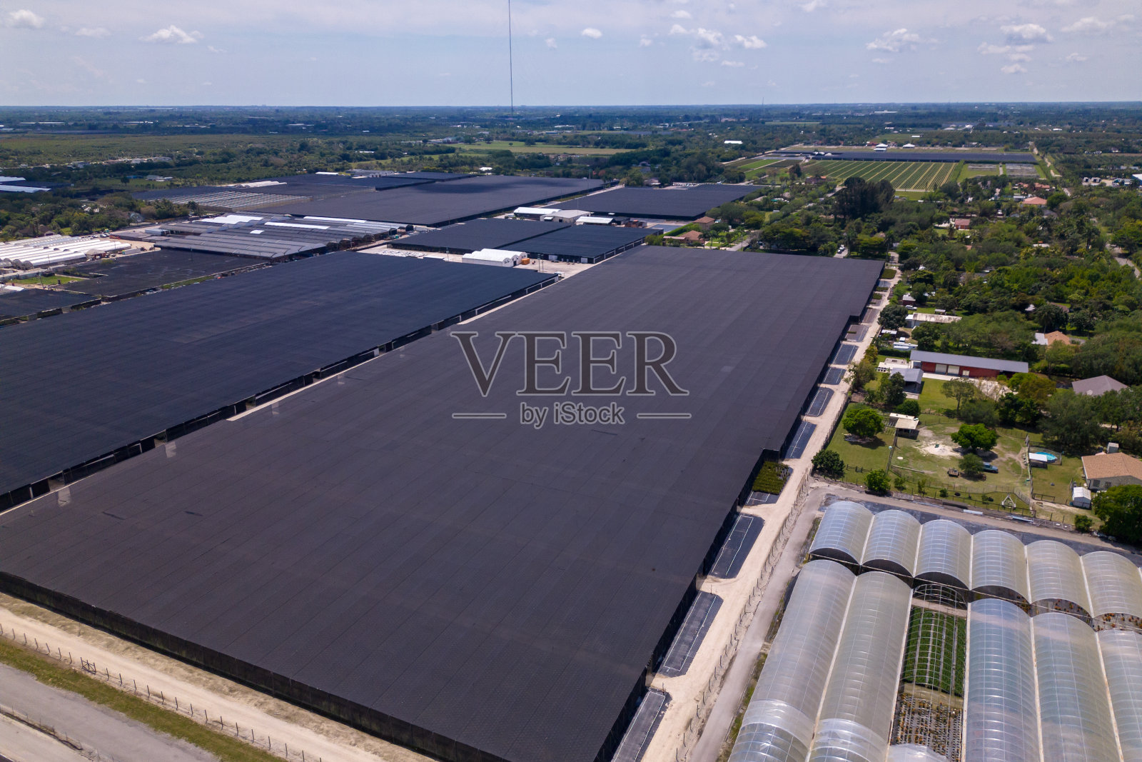 从高处俯瞰苗圃。温室和种植园照片摄影图片