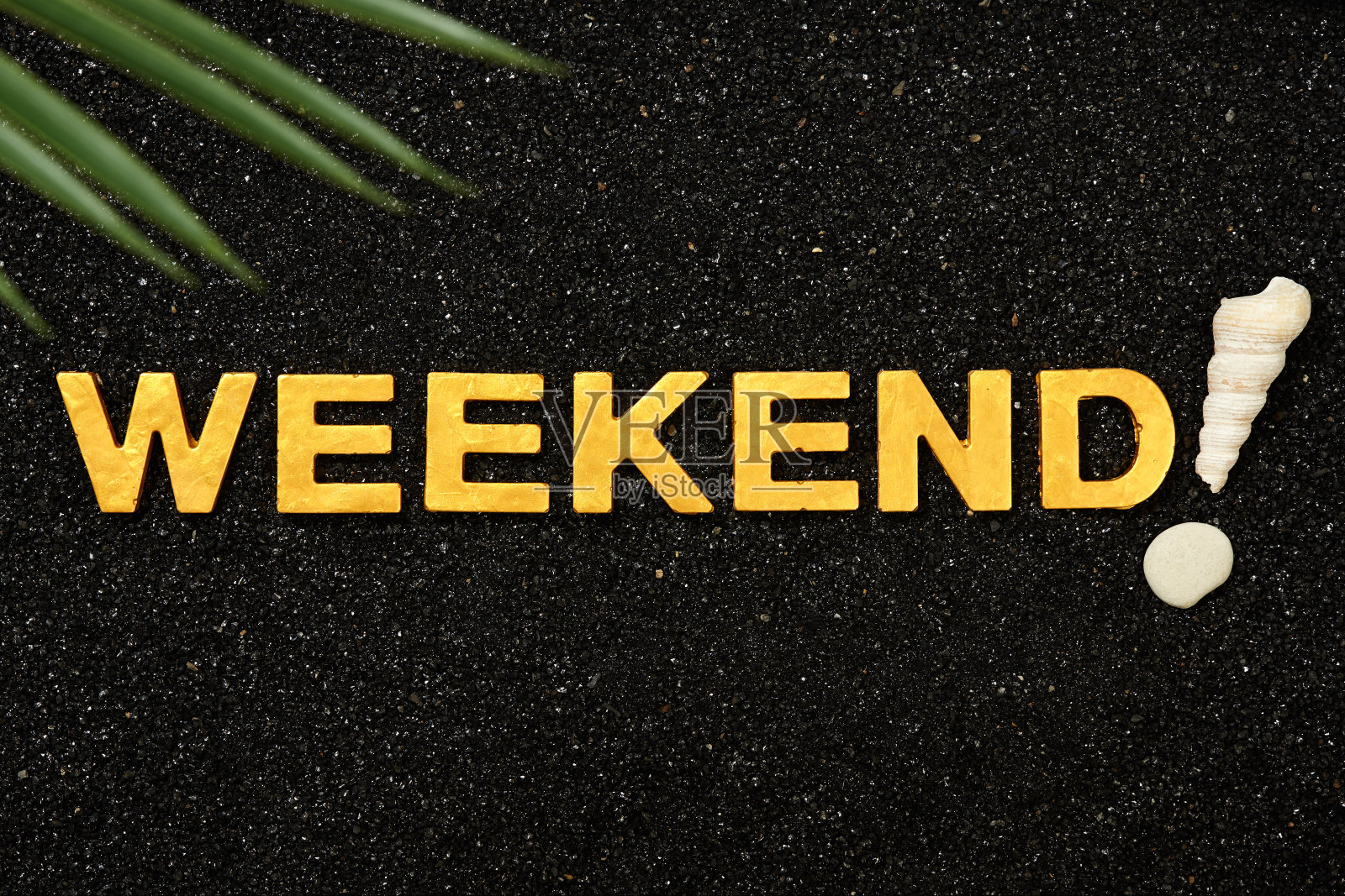 周末——黑色沙滩上的单字照片摄影图片