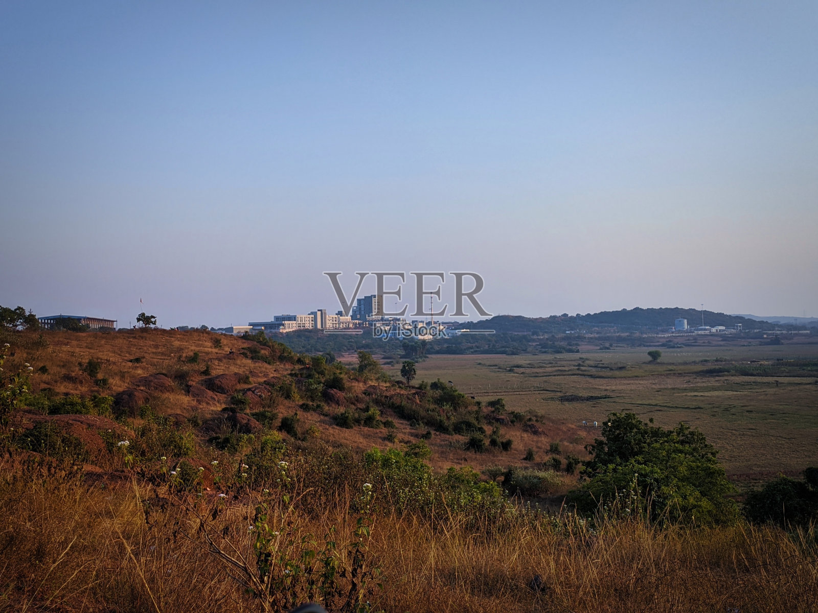 从侧面看城市。照片摄影图片