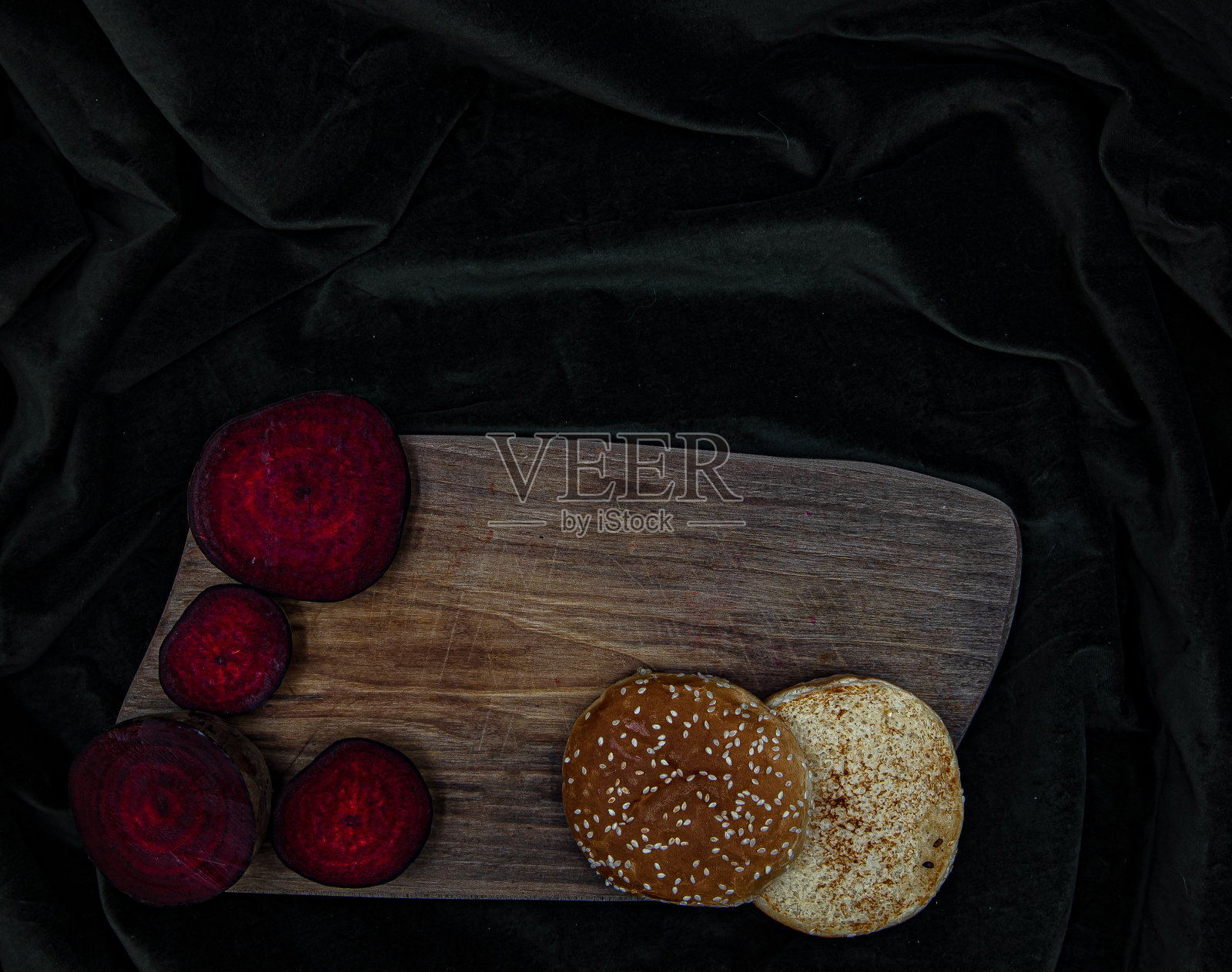 木板上的汉堡。在深褐色的布上。照片摄影图片