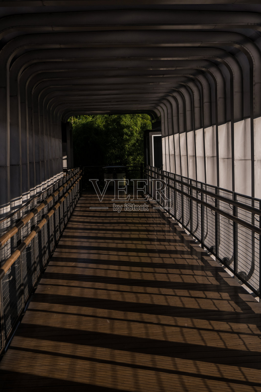 雅加达市美丽的轮廓人行天桥。特写照片照片摄影图片