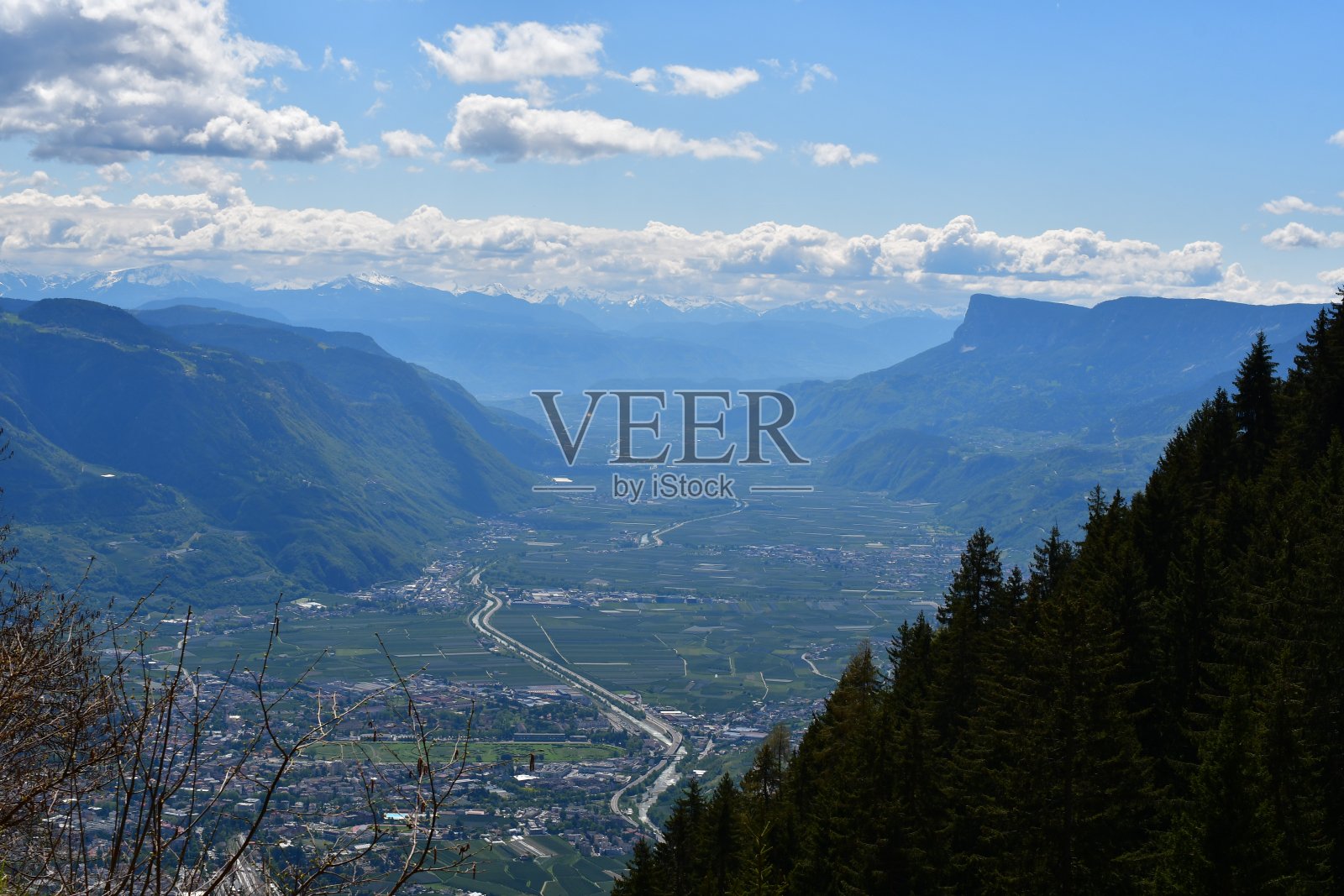 美丽的景色在Meraner Höhenweg可以看到南蒂罗尔的阿迪杰山谷照片摄影图片