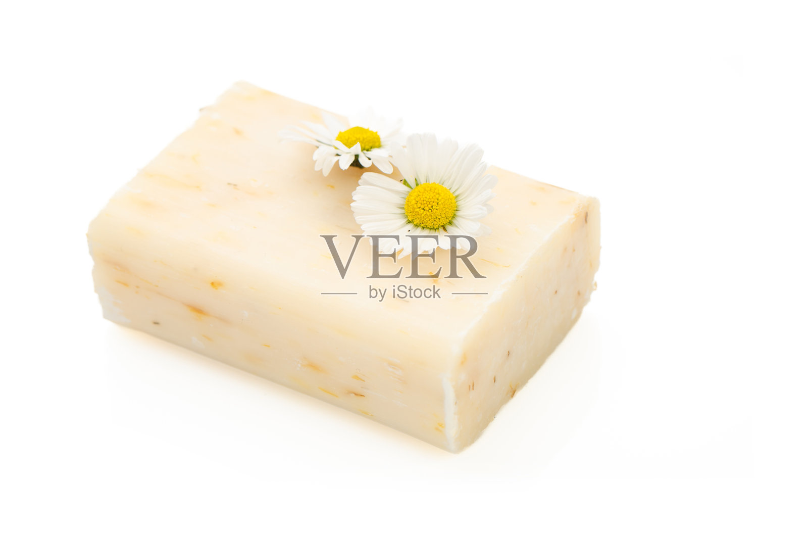 天然化妆品概念。一叠手工肥皂和甘菊花。照片摄影图片