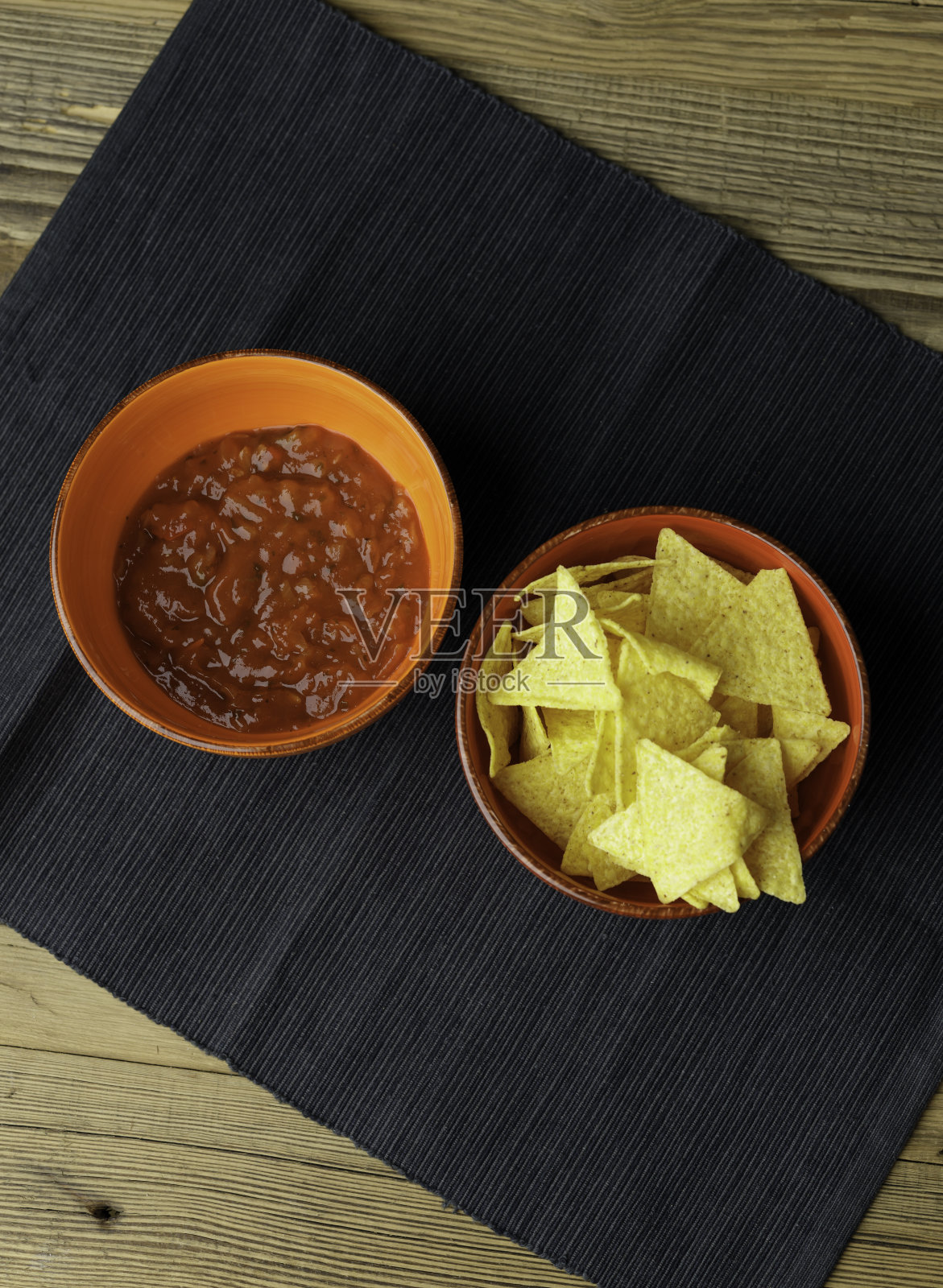 美味小吃:红辣味番茄沙司和黄色脆脆玉米片照片摄影图片