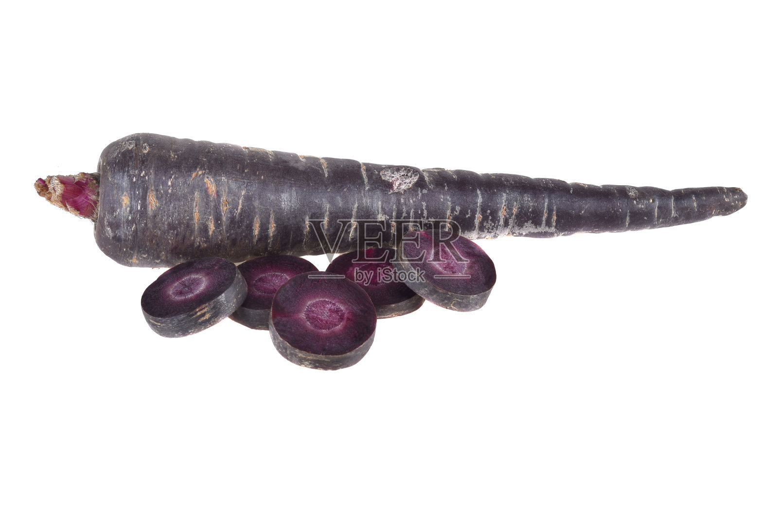 白色背景上孤立的紫色胡萝卜。照片摄影图片