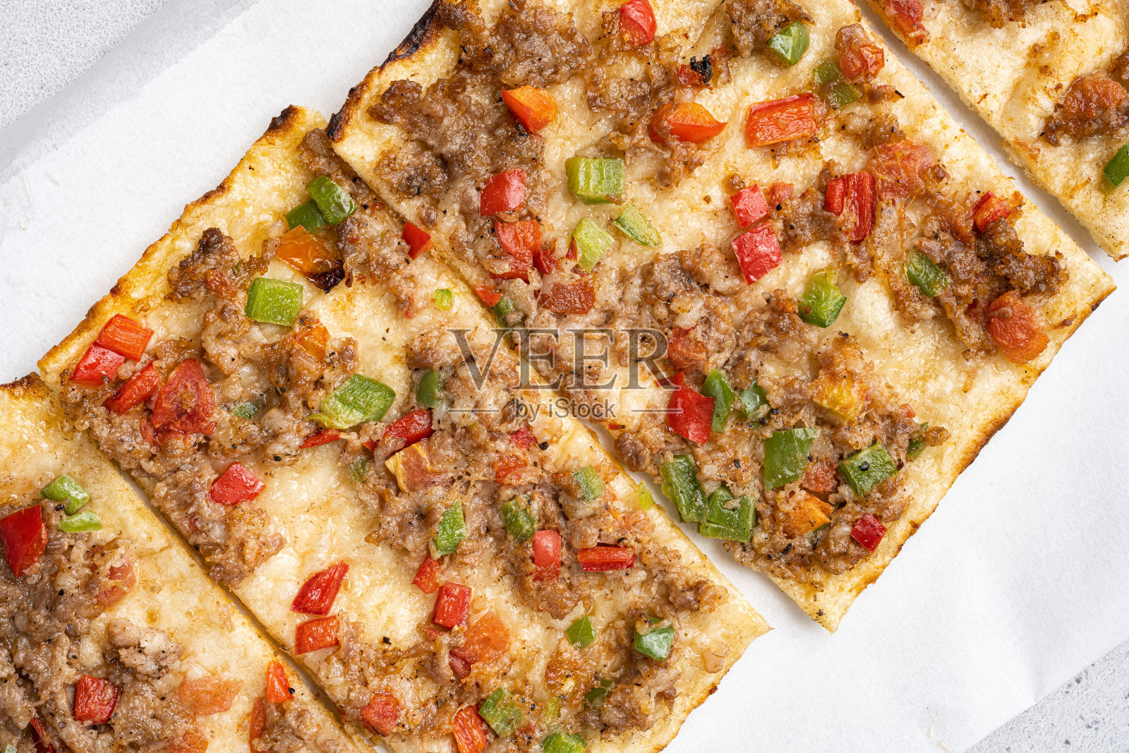 土耳其馅饼配上切碎的羊肉、西红柿、甜椒,放在灰色的混凝土桌子上,俯视图平铺照片摄影图片